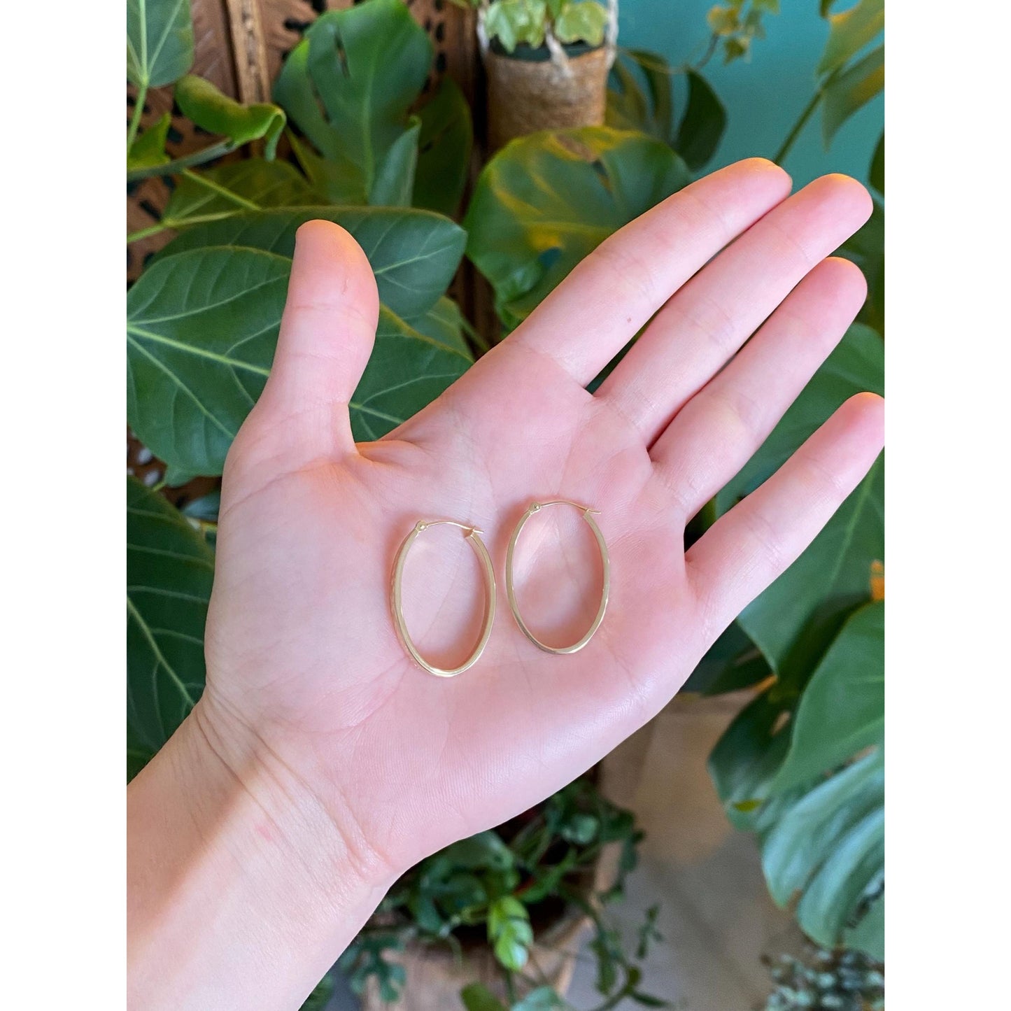 Vintage 14k Yellow Gold Diamond Cut Oval Hoop Earrings