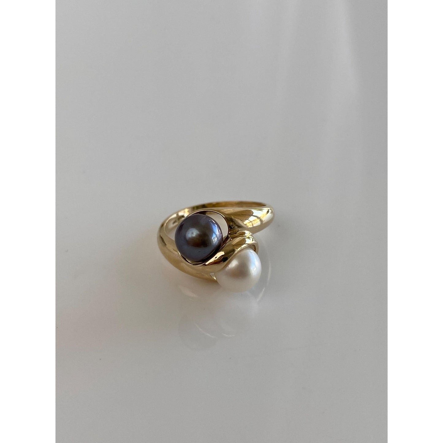 Vintage Solid 14k Yellow Gold White & Peacock Pearls Twist Ring - Size 5
