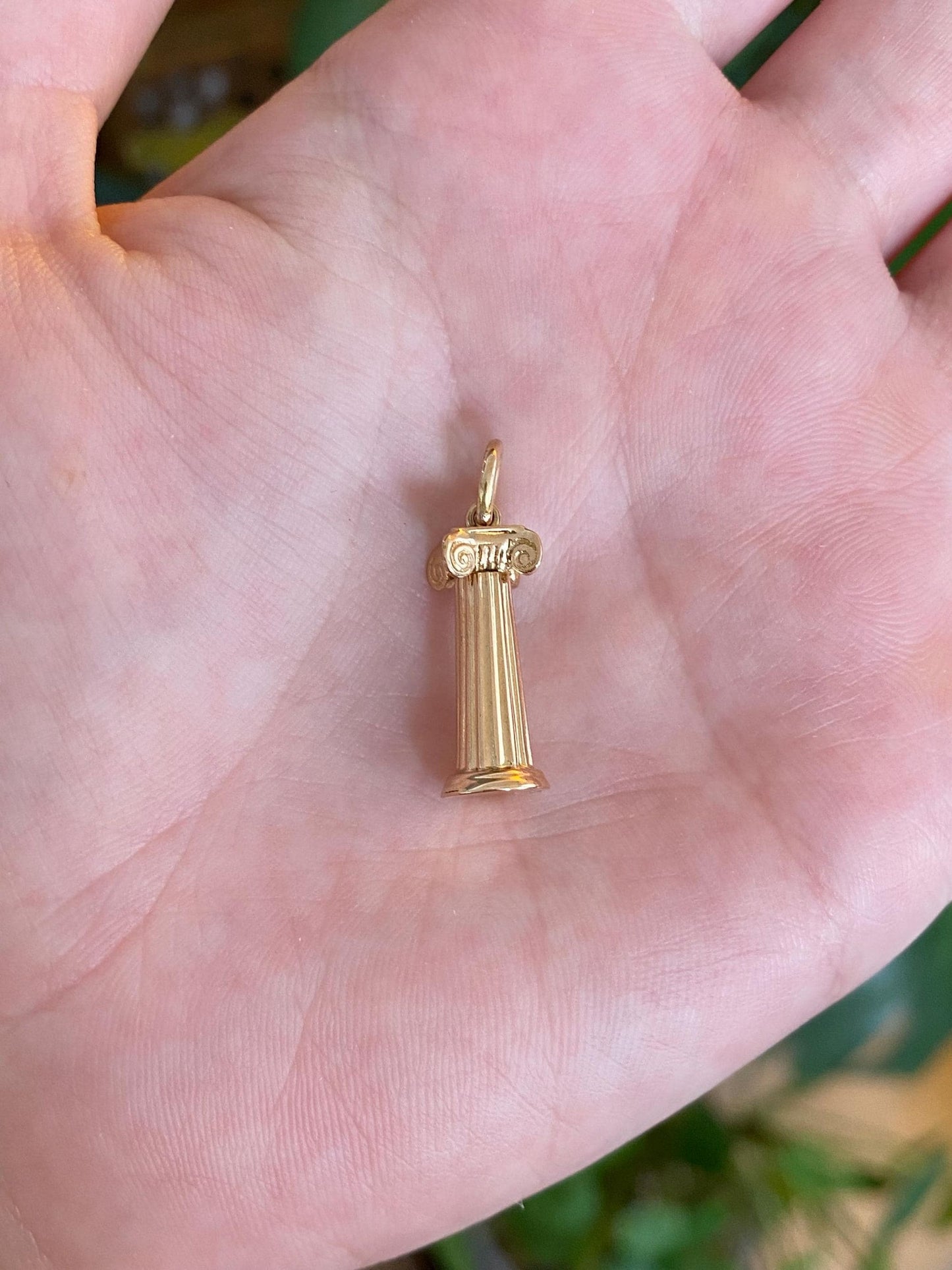 Vintage 18k Yellow Gold Column Charm