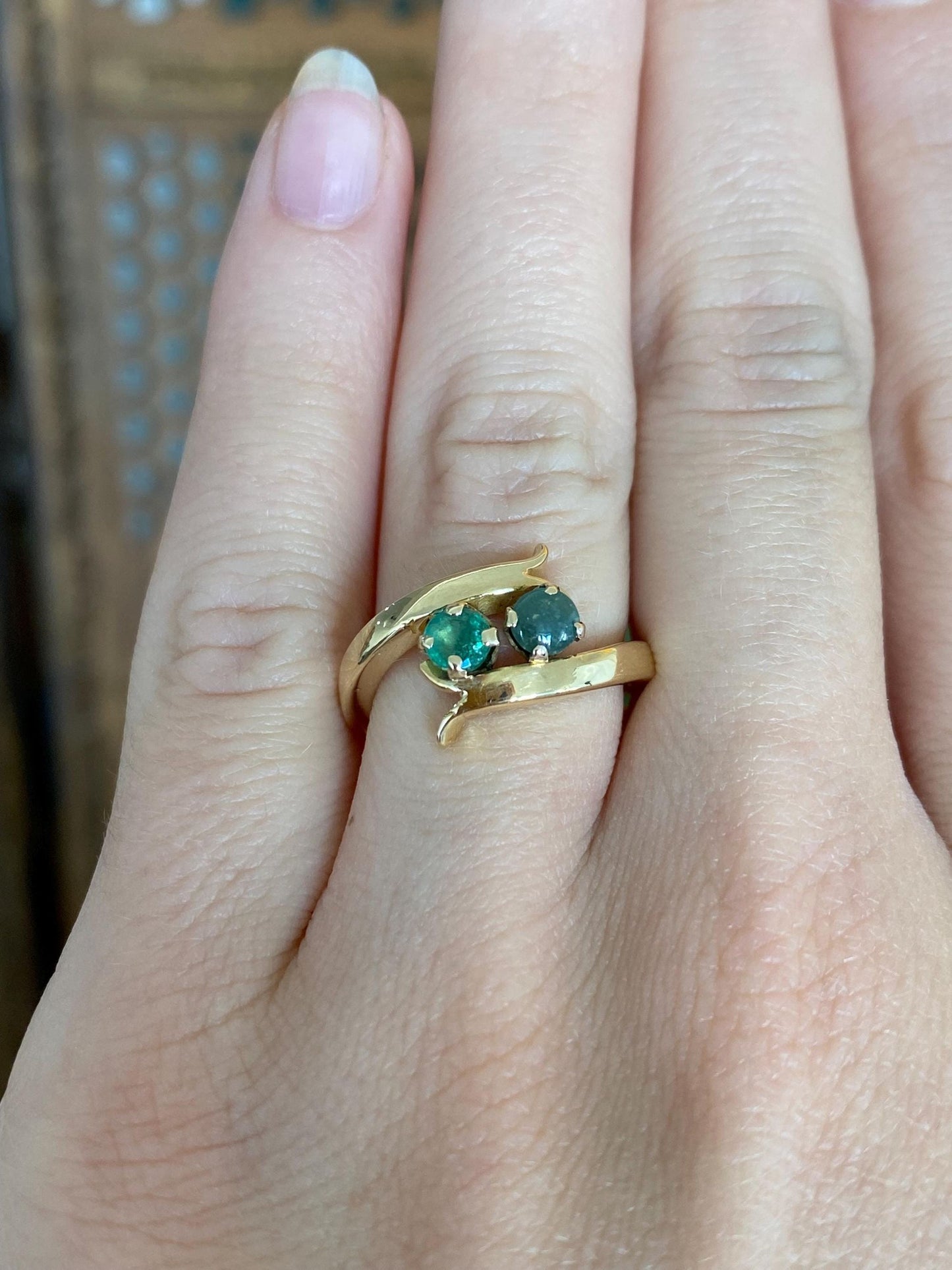Vintage Solid 18k Yellow Gold Emerald & Jade Twist Ring - Size 5.5
