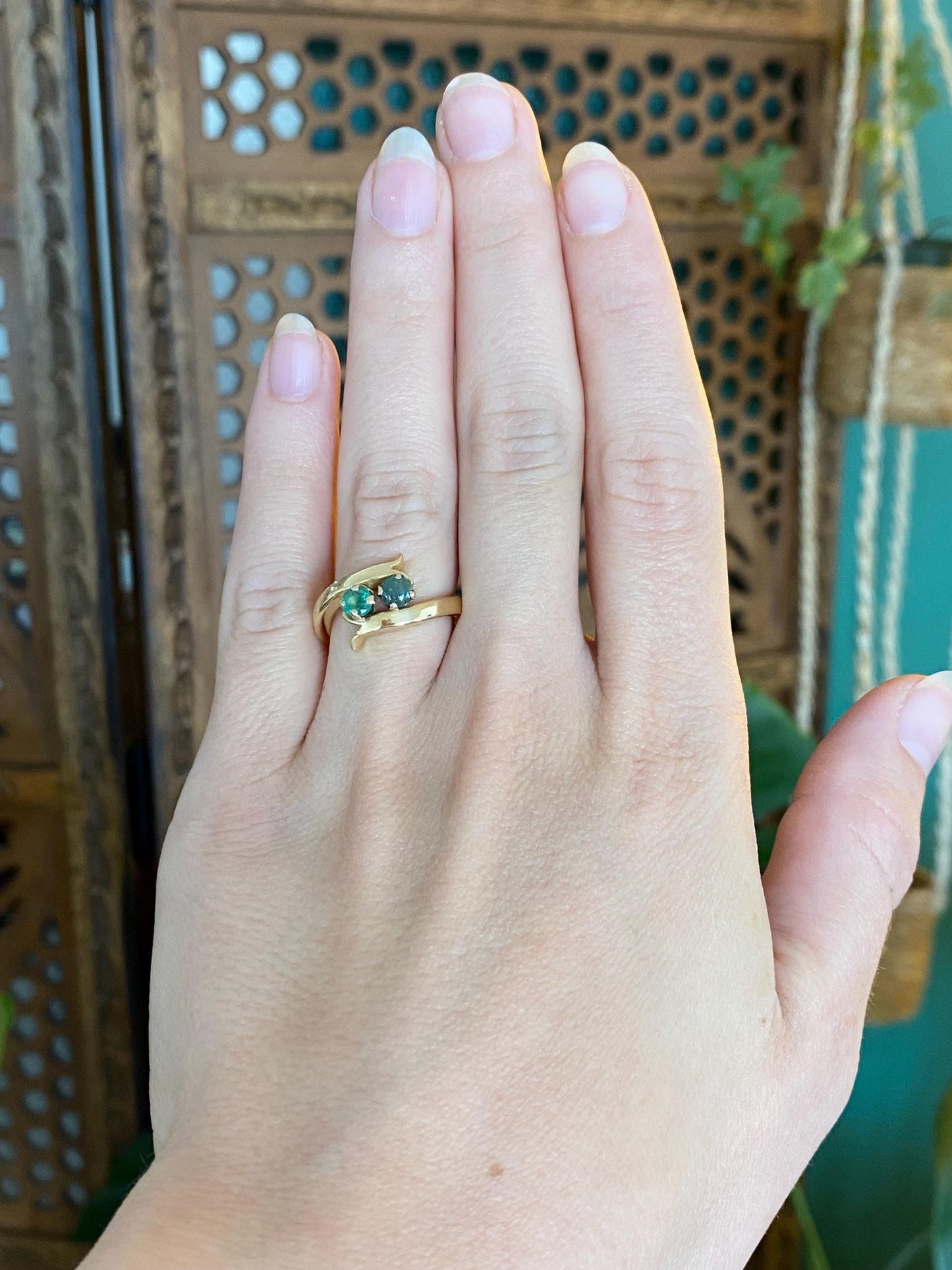 Vintage Solid 18k Yellow Gold Emerald & Jade Twist Ring - Size 5.5