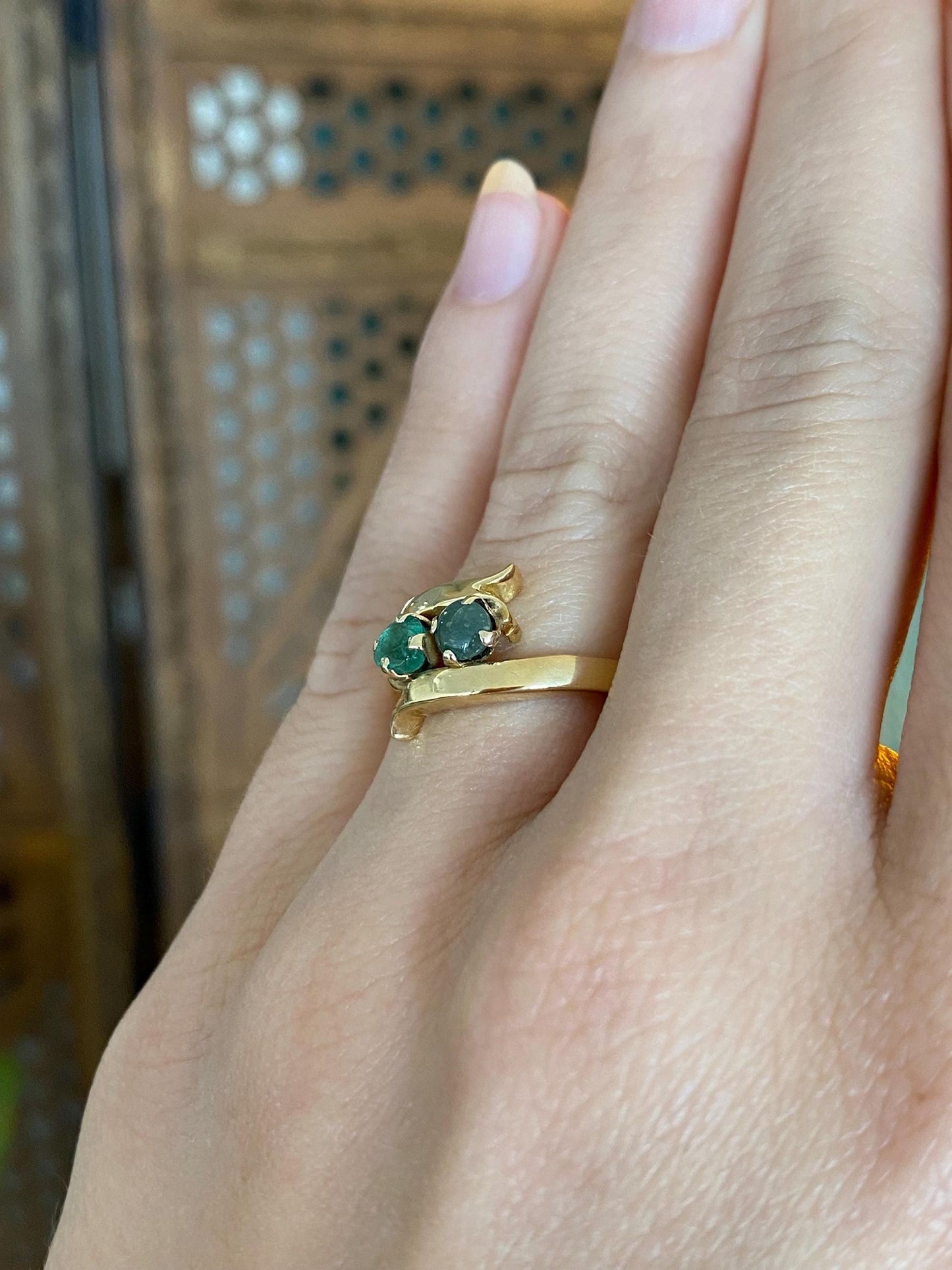 Vintage Solid 18k Yellow Gold Emerald & Jade Twist Ring - Size 5.5