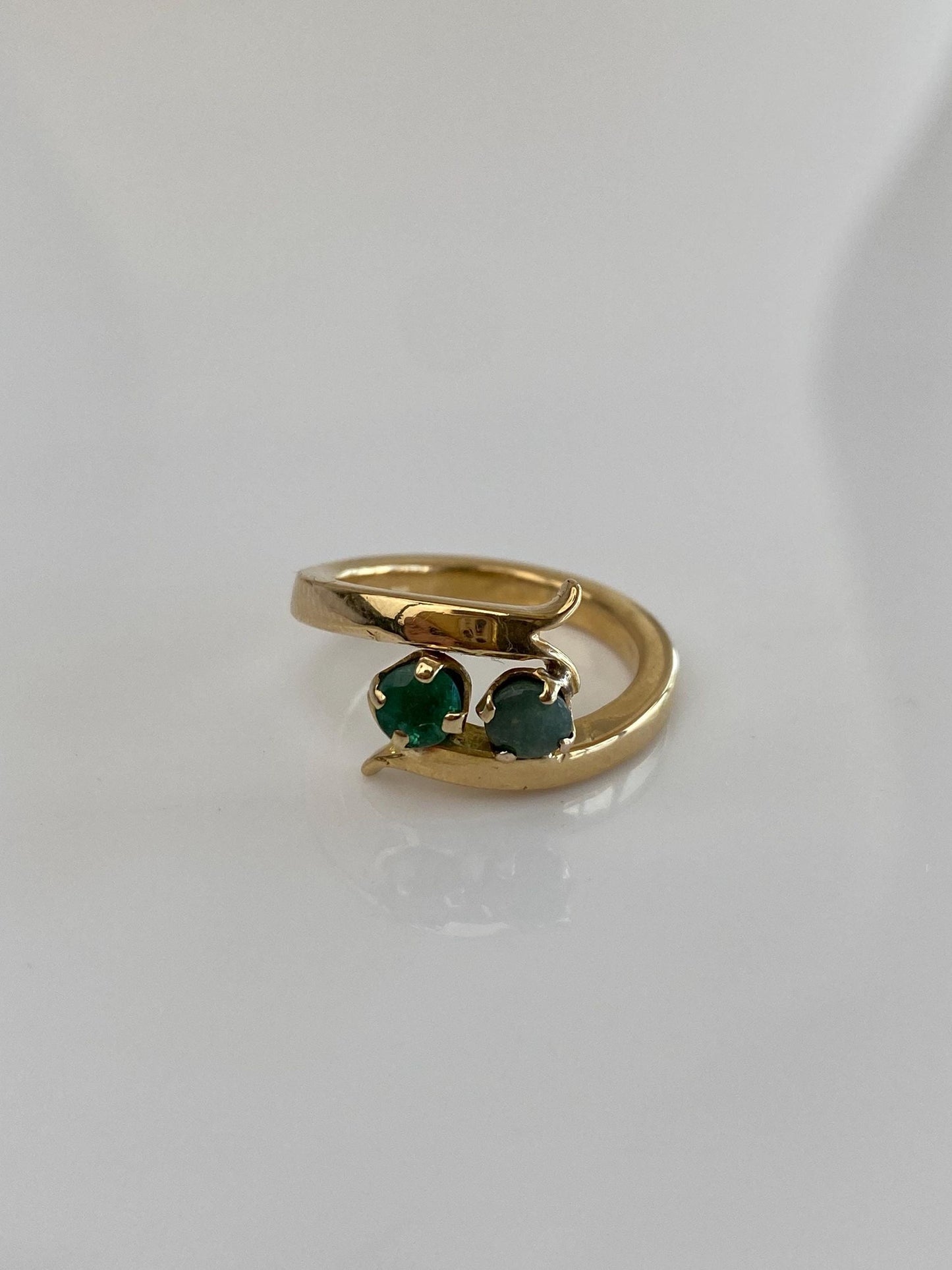 Vintage Solid 18k Yellow Gold Emerald & Jade Twist Ring - Size 5.5
