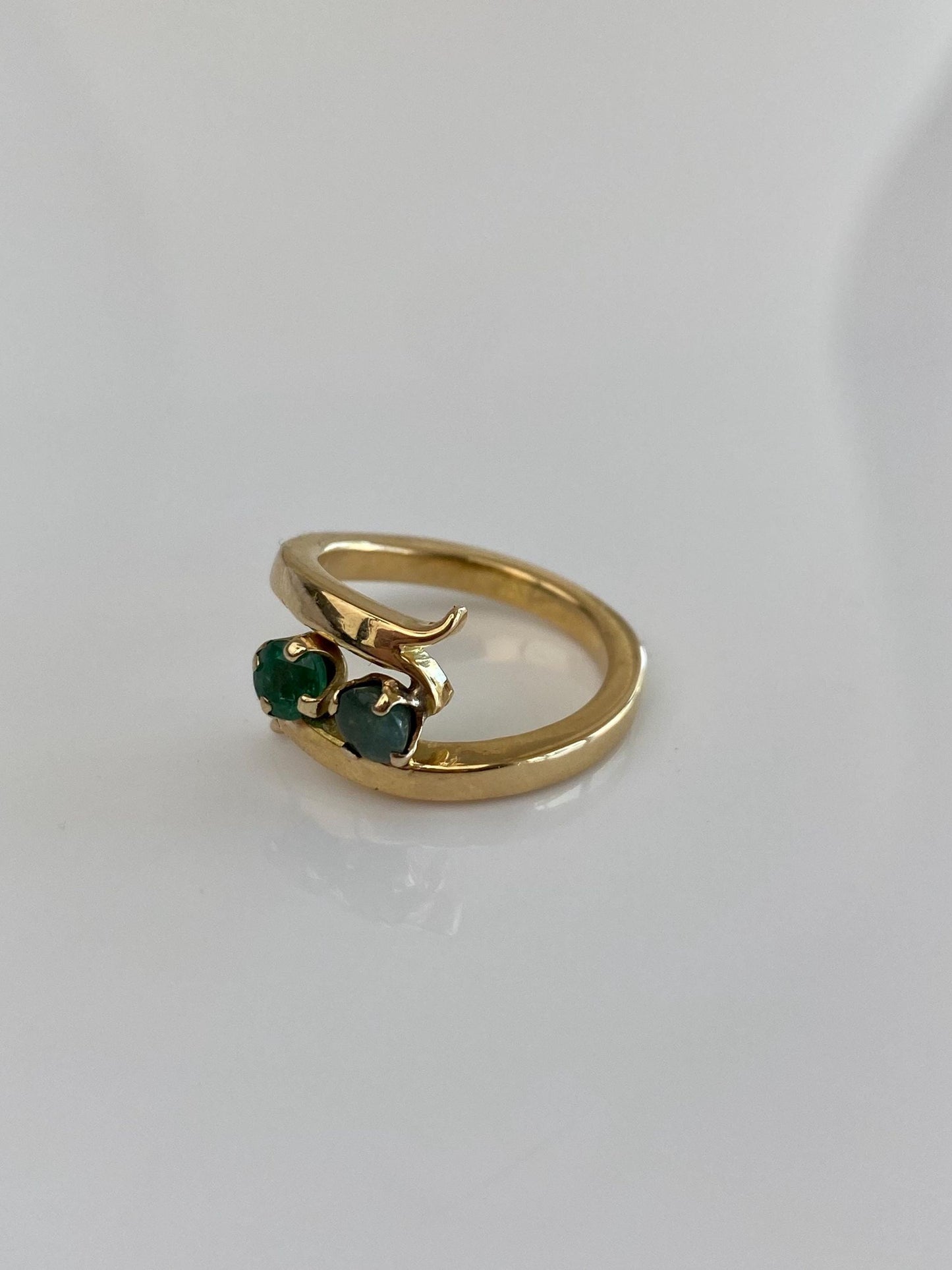 Vintage Solid 18k Yellow Gold Emerald & Jade Twist Ring - Size 5.5