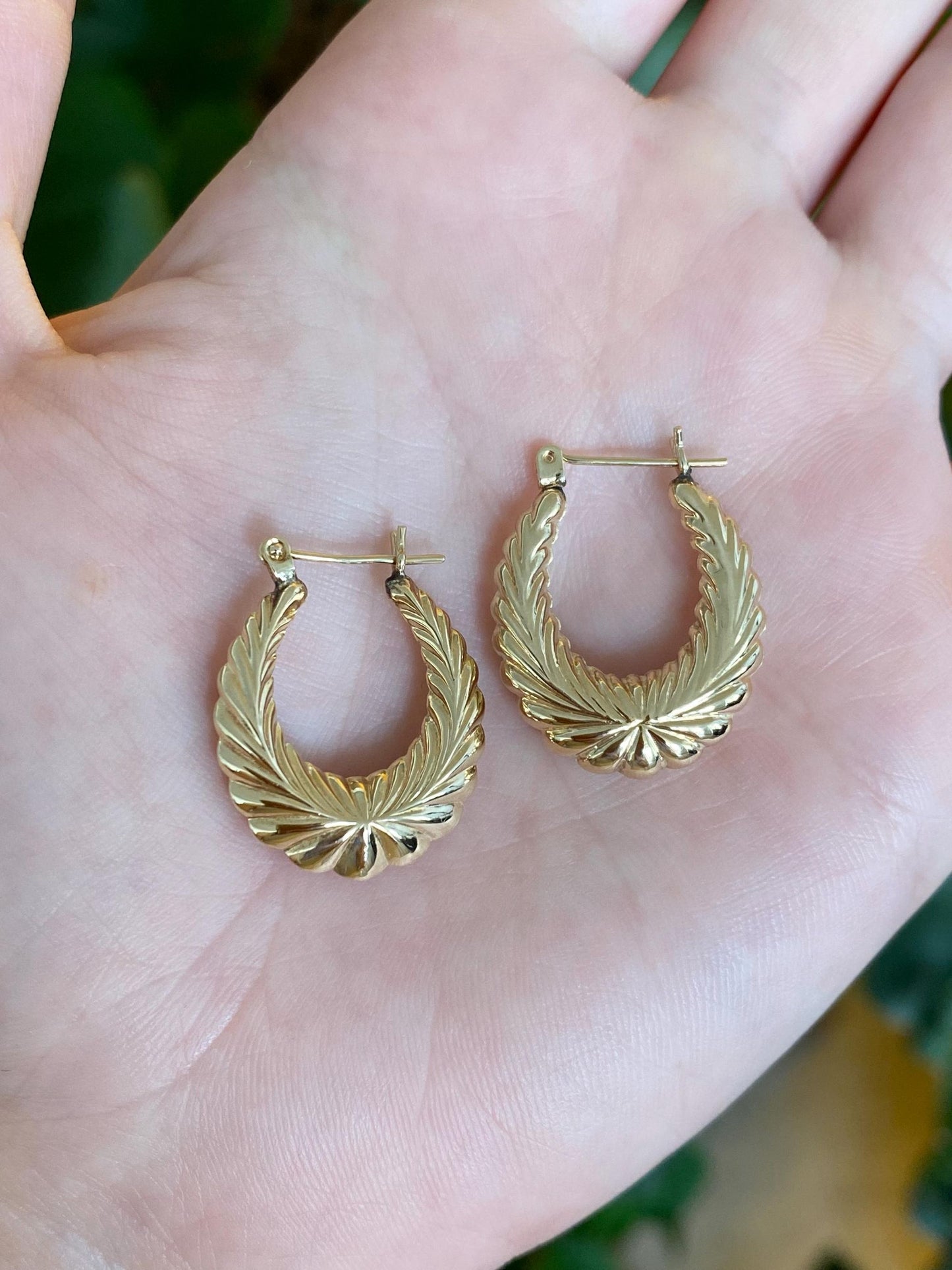 Vintage 14k Yellow Gold Scalloped Oval Hoop Earrings