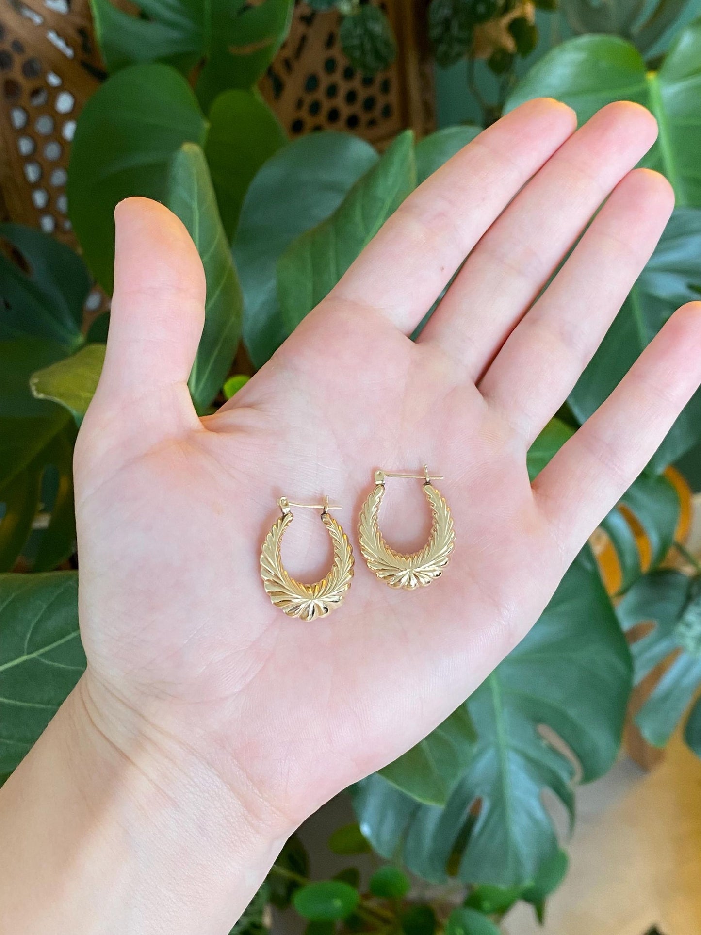 Vintage 14k Yellow Gold Scalloped Oval Hoop Earrings