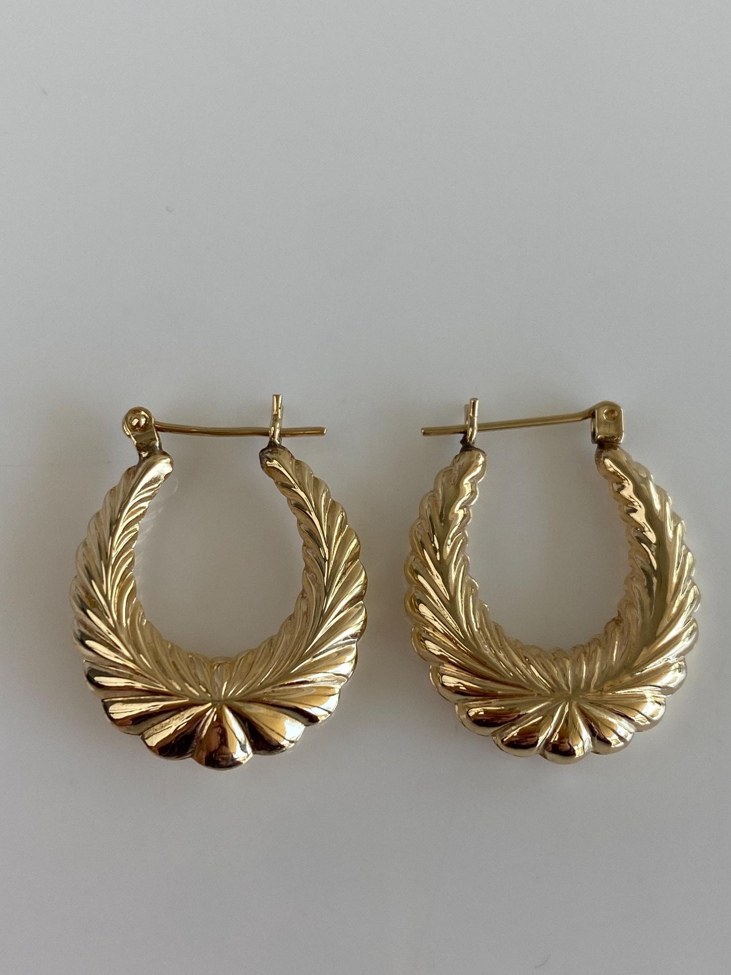 Vintage 14k Yellow Gold Scalloped Oval Hoop Earrings