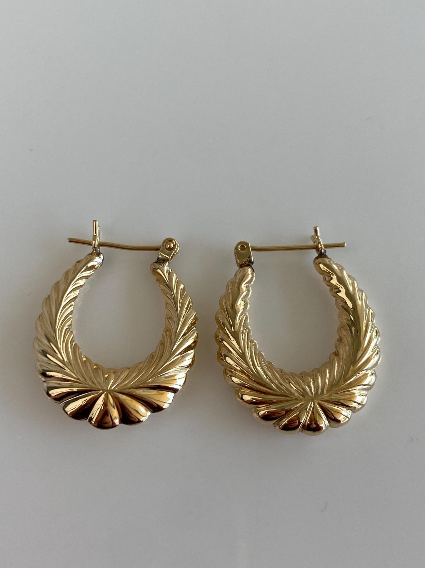 Vintage 14k Yellow Gold Scalloped Oval Hoop Earrings