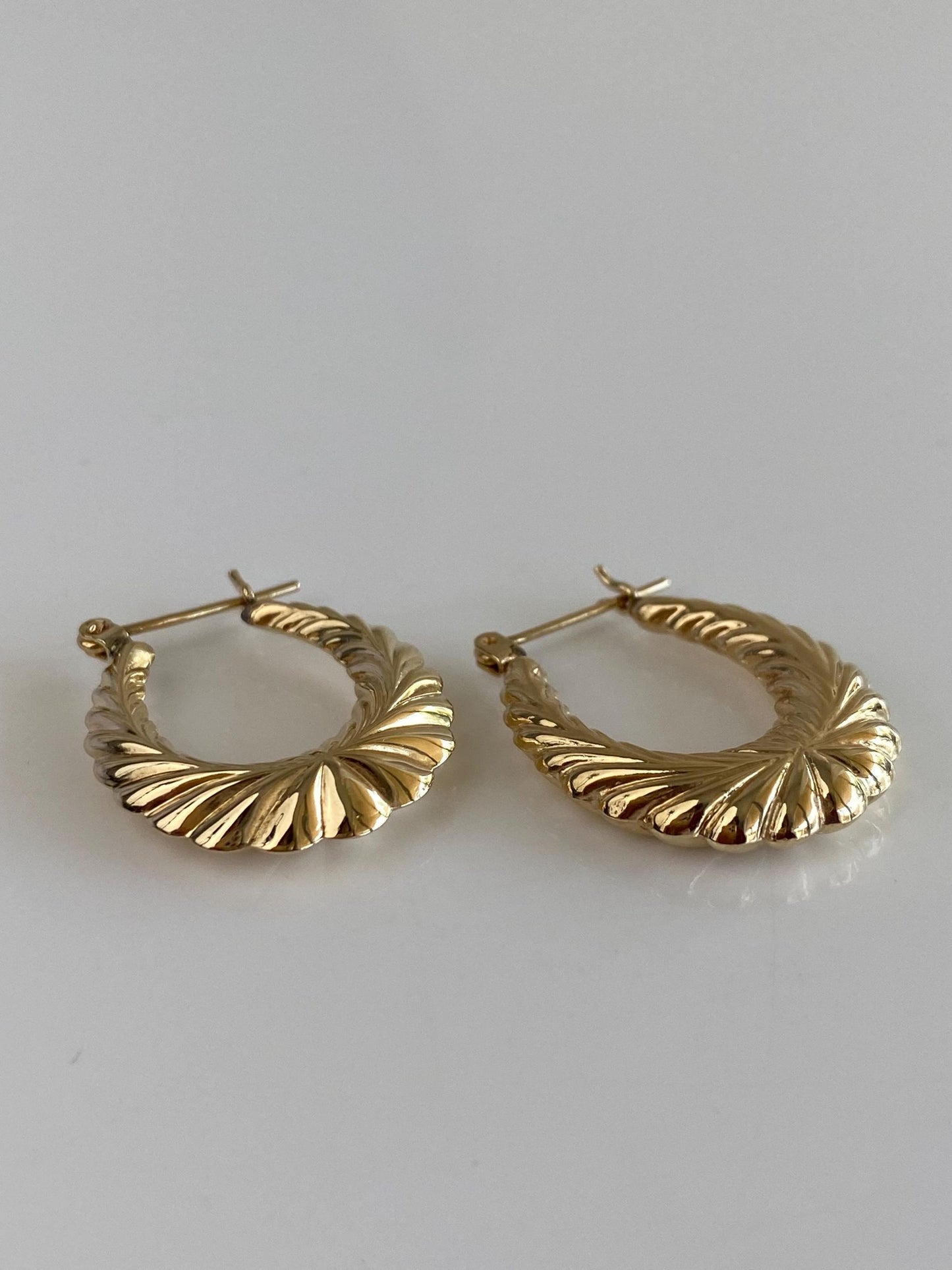 Vintage 14k Yellow Gold Scalloped Oval Hoop Earrings