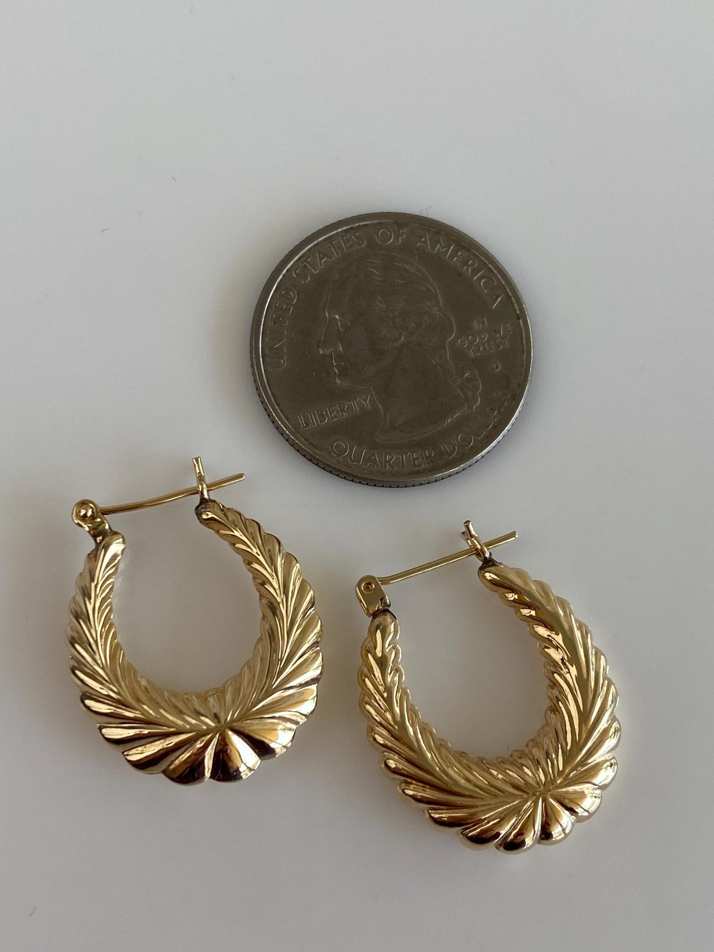 Vintage 14k Yellow Gold Scalloped Oval Hoop Earrings