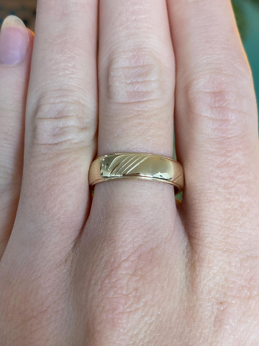 Vintage Solid 14k Yellow Gold Design Ring Band - Size 8.25