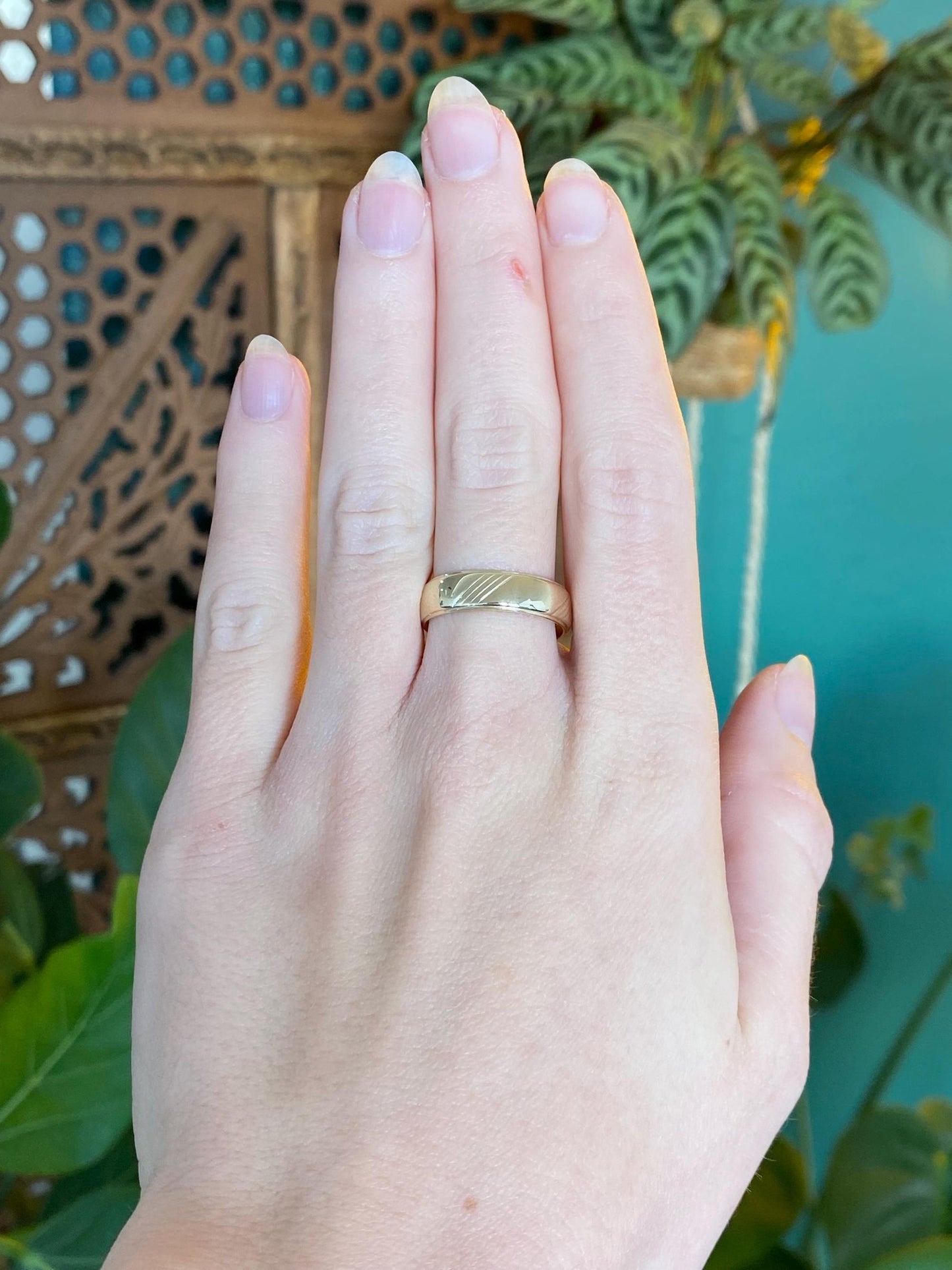 Vintage Solid 14k Yellow Gold Design Ring Band - Size 8.25