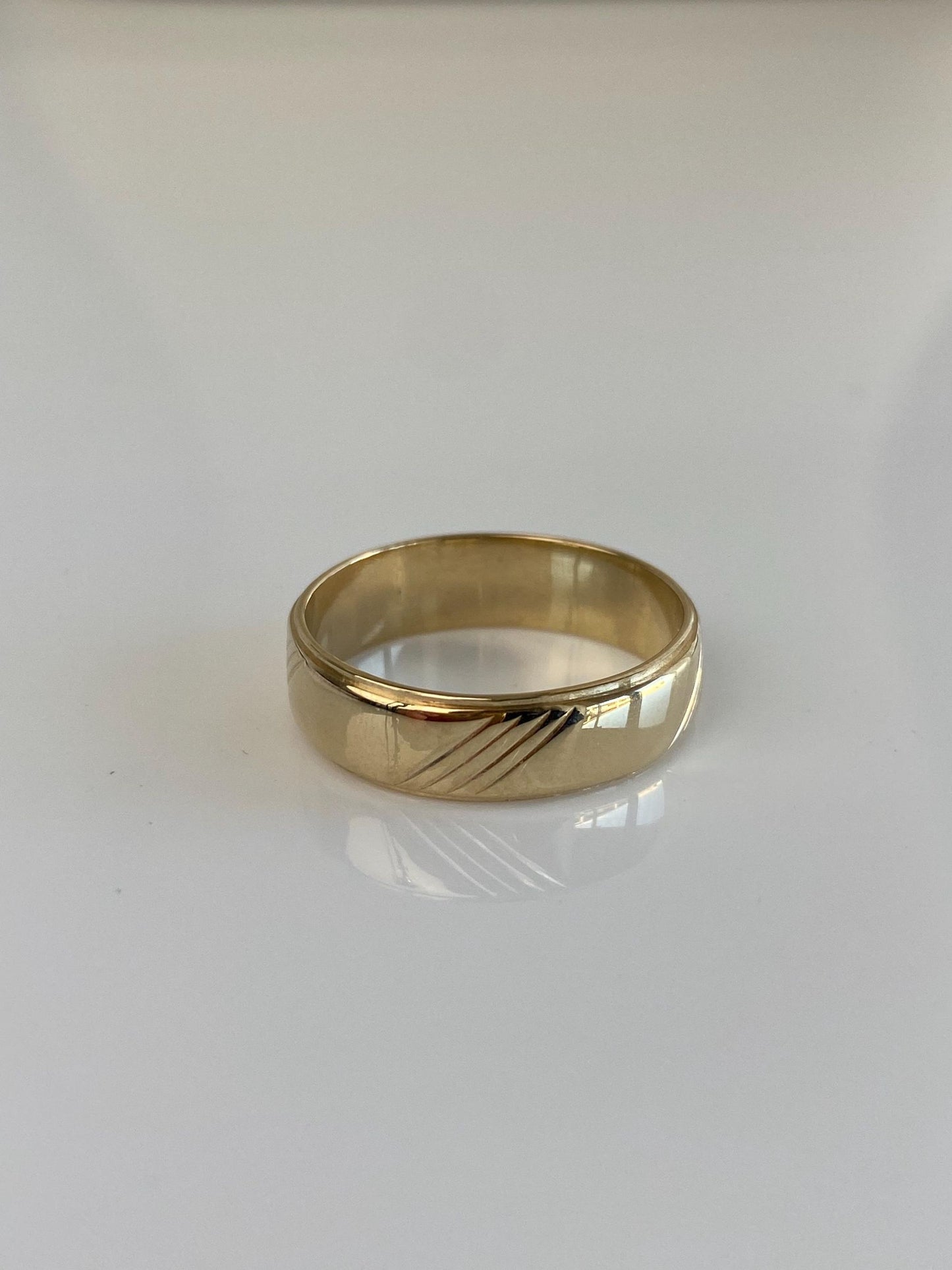 Vintage Solid 14k Yellow Gold Design Ring Band - Size 8.25