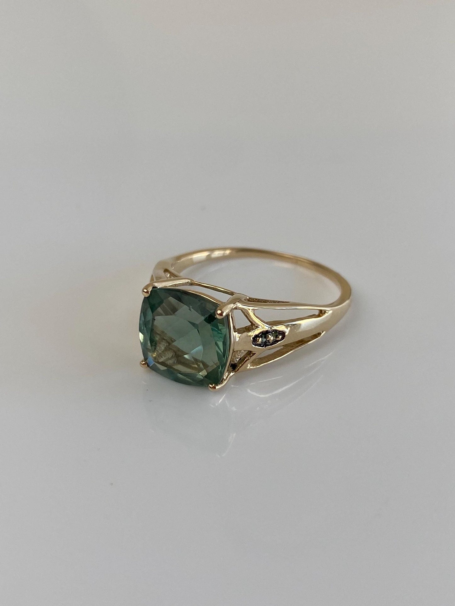 Vintage Solid 10k Yellow Gold Faceted Green Tourmaline Ring - Size 9