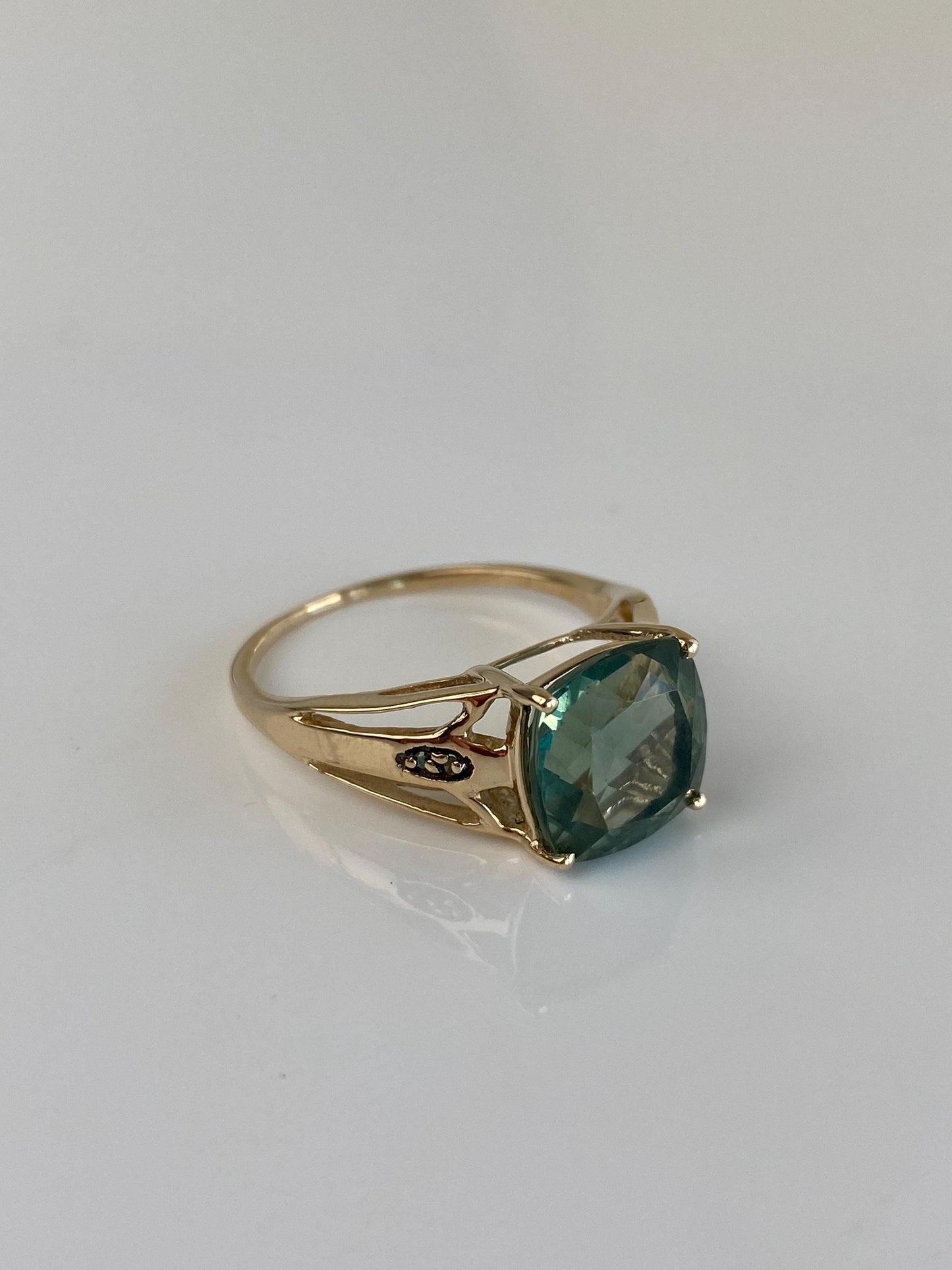 Vintage Solid 10k Yellow Gold Faceted Green Tourmaline Ring - Size 9