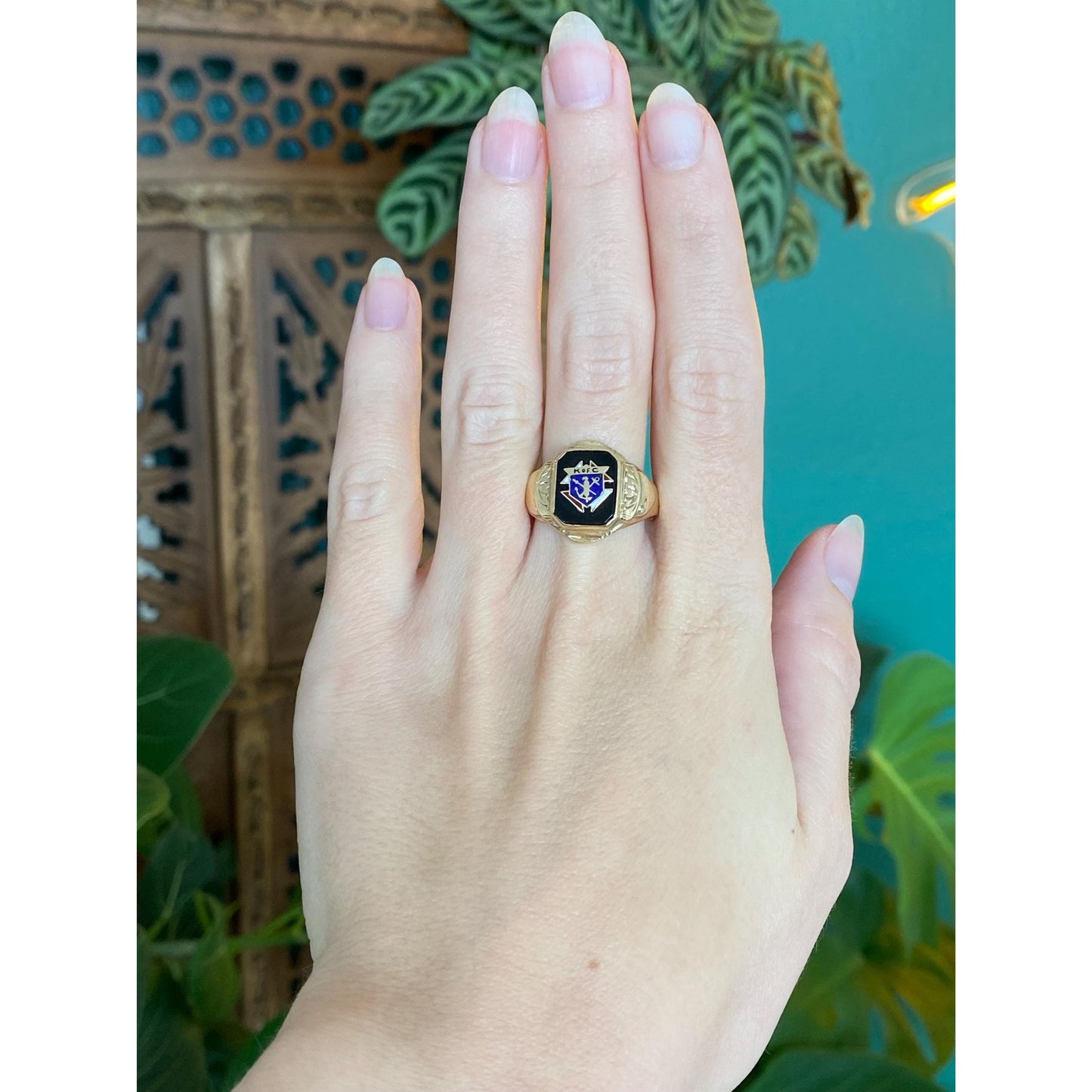 Vintage Solid 10k Yellow Gold Black Onyx Crest Signet Ring - Size 9.5