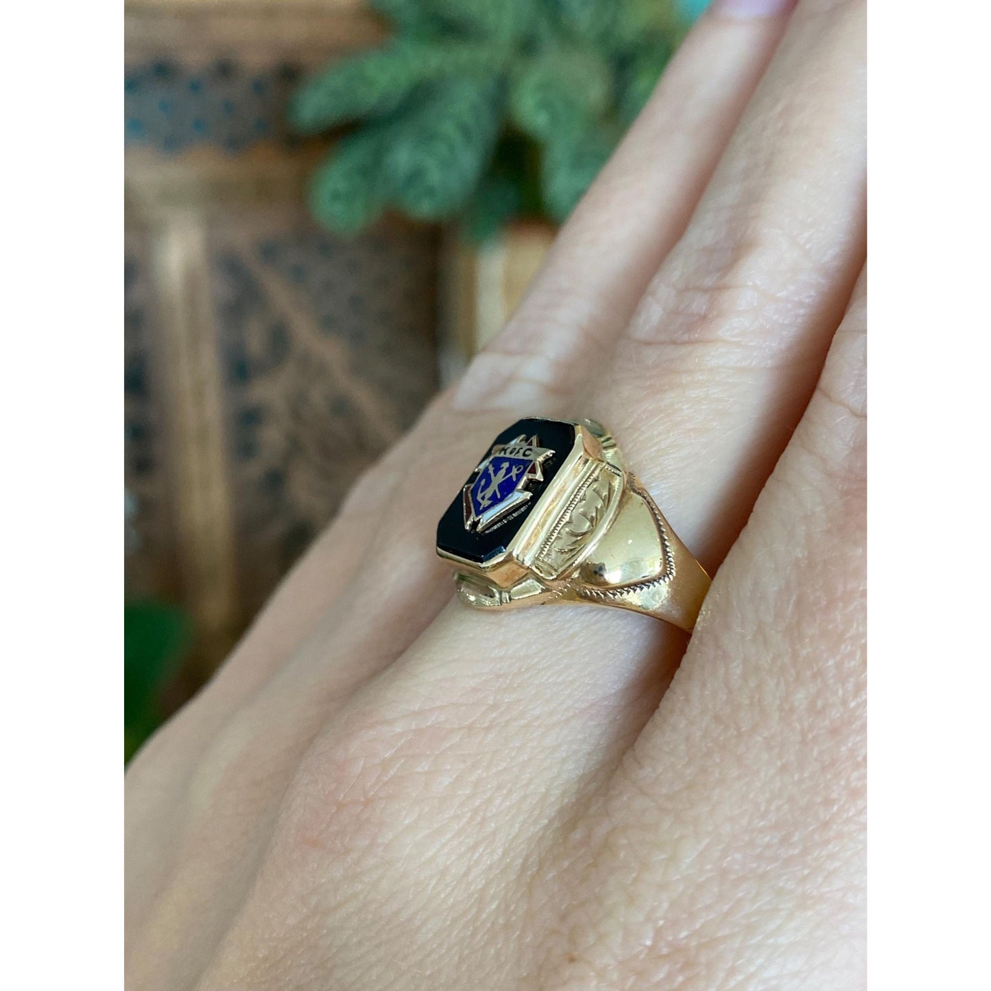 Vintage Solid 10k Yellow Gold Black Onyx Crest Signet Ring - Size 9.5