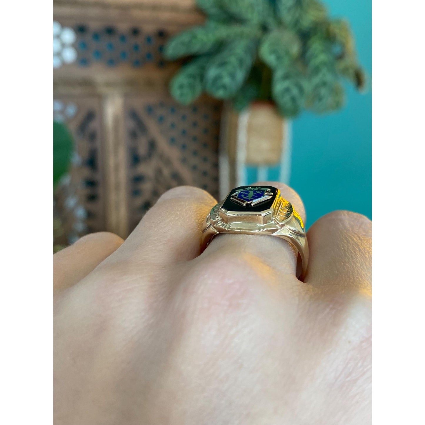 Vintage Solid 10k Yellow Gold Black Onyx Crest Signet Ring - Size 9.5