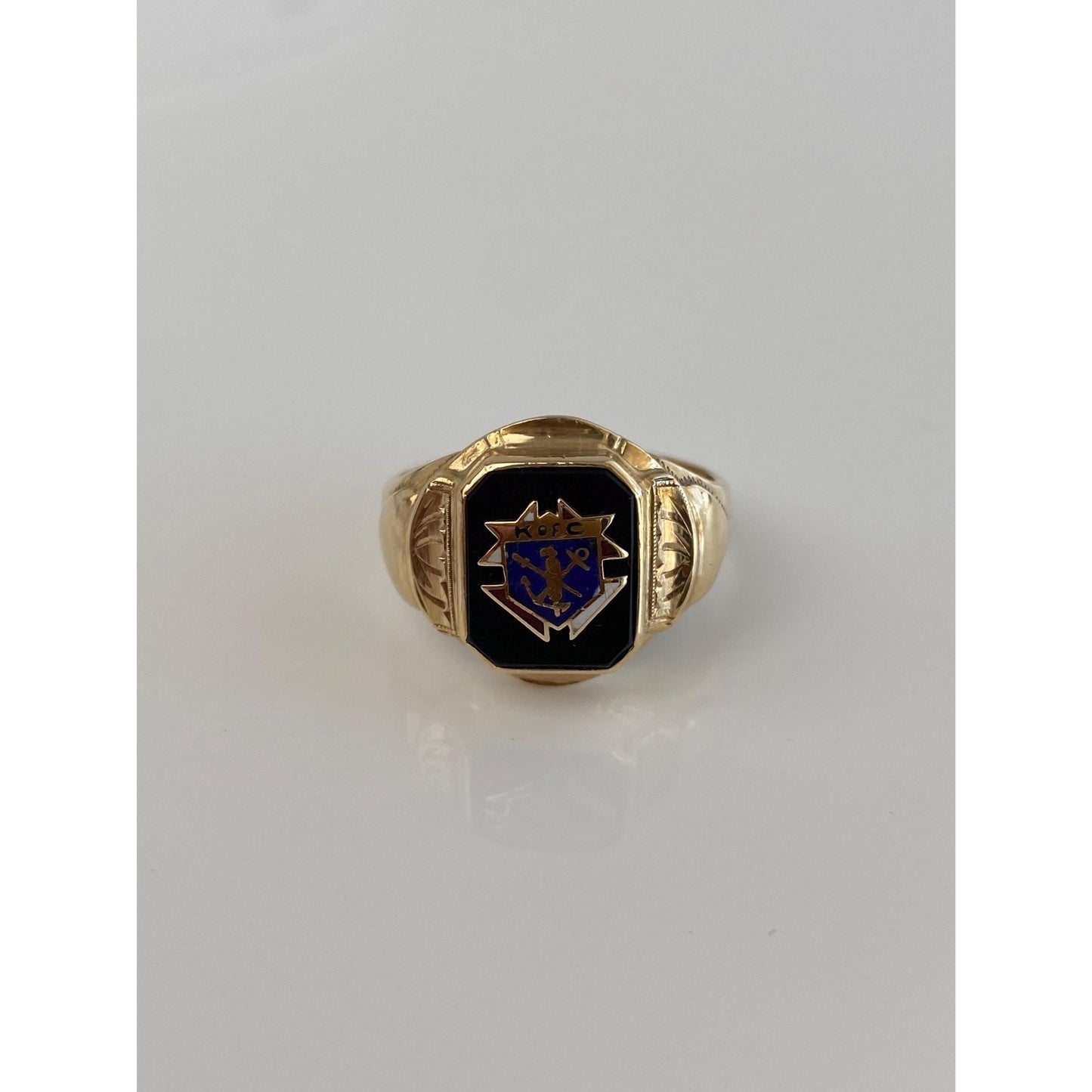 Vintage Solid 10k Yellow Gold Black Onyx Crest Signet Ring - Size 9.5