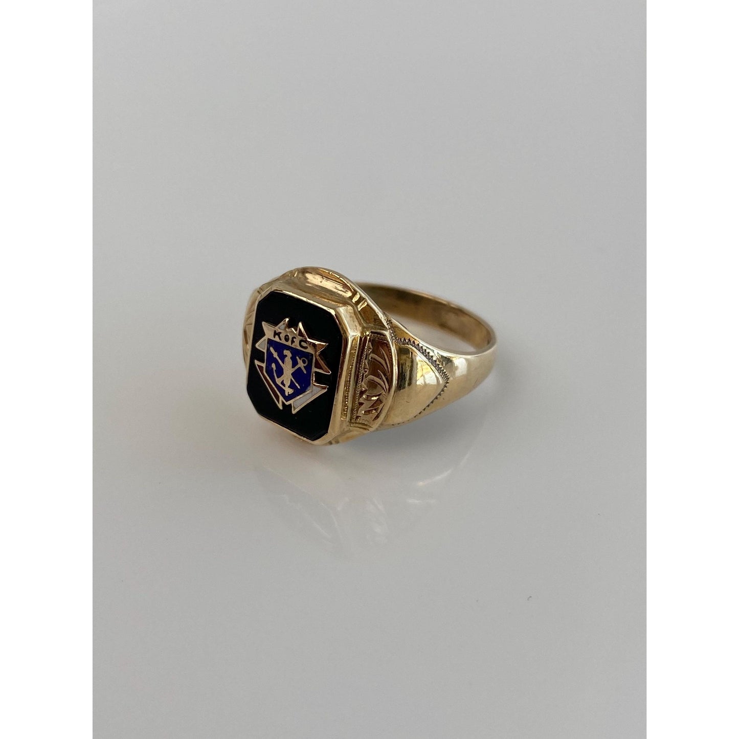 Vintage Solid 10k Yellow Gold Black Onyx Crest Signet Ring - Size 9.5