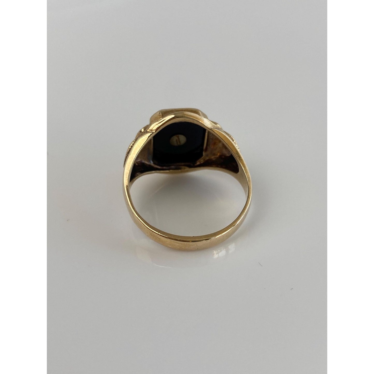 Vintage Solid 10k Yellow Gold Black Onyx Crest Signet Ring - Size 9.5