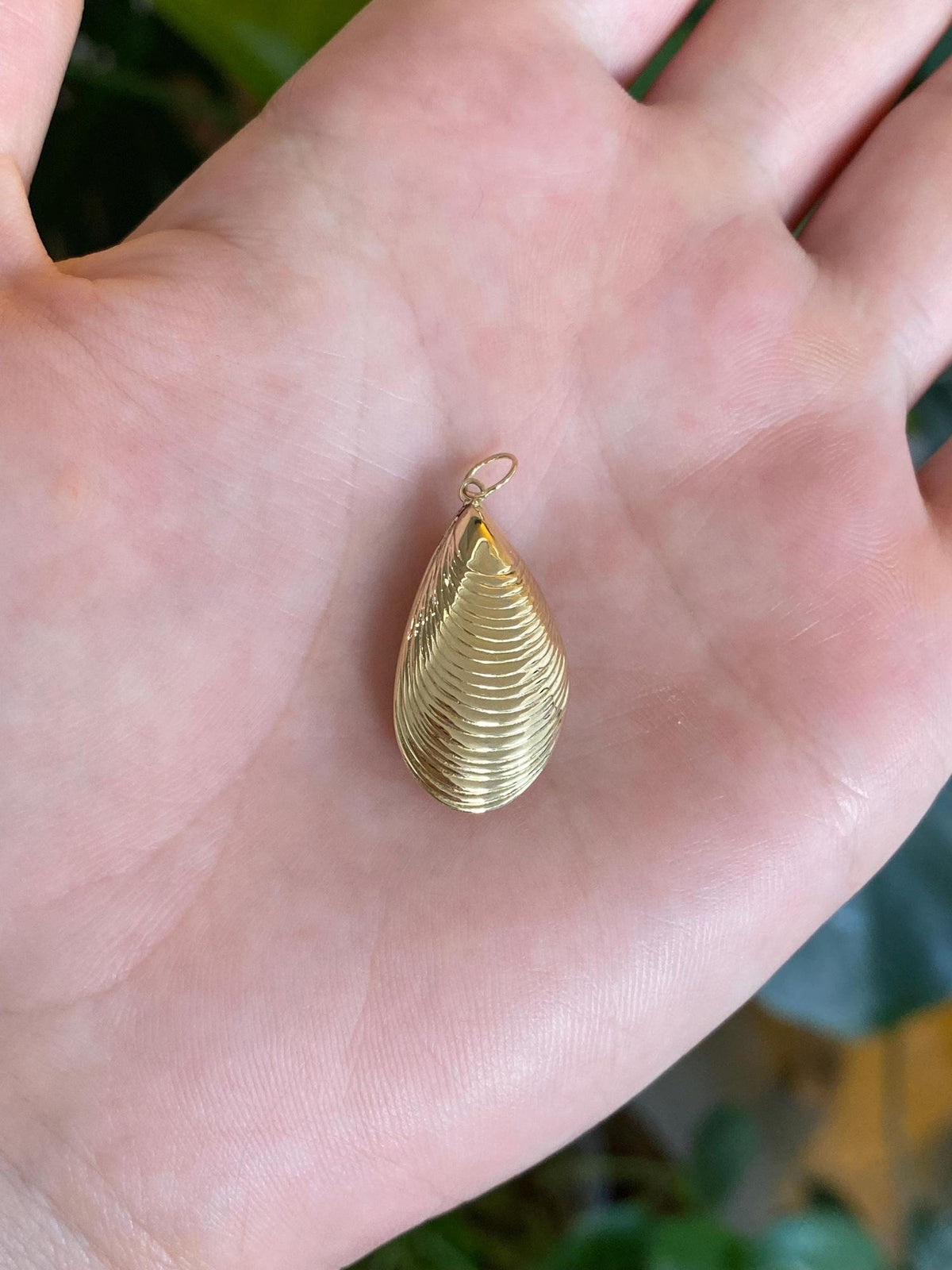 Vintage 14k Yellow Gold Mussel Shell Charm