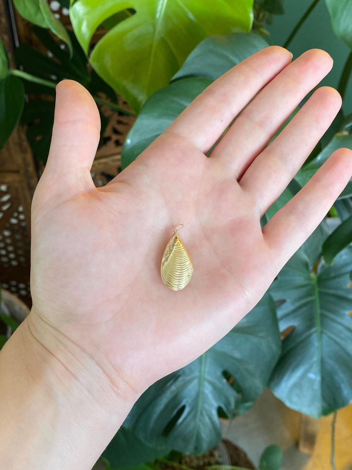 Vintage 14k Yellow Gold Mussel Shell Charm