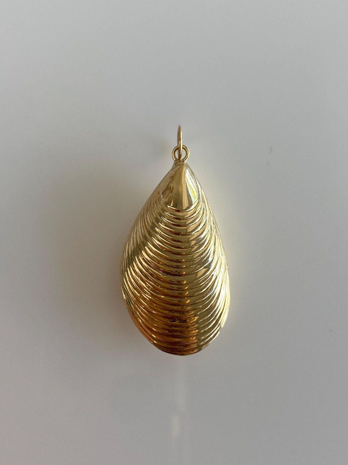 Vintage 14k Yellow Gold Mussel Shell Charm