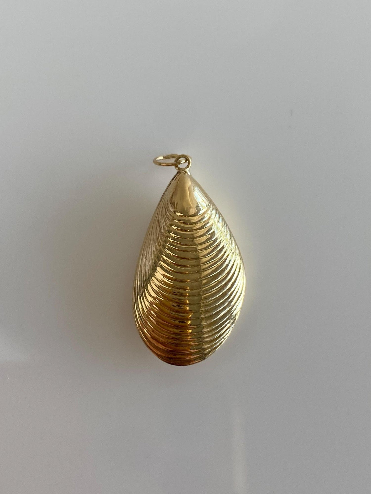 Vintage 14k Yellow Gold Mussel Shell Charm
