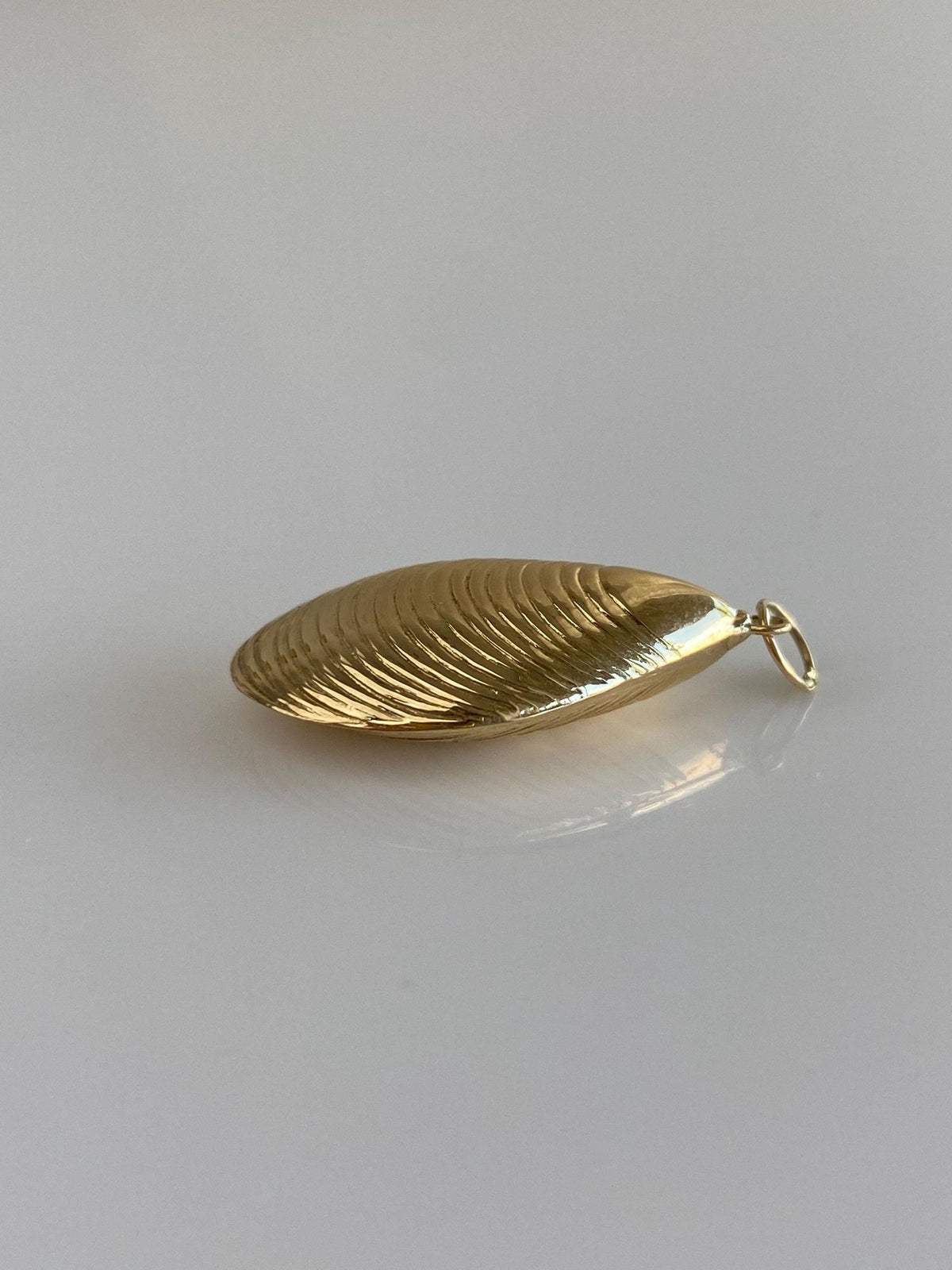 Vintage 14k Yellow Gold Mussel Shell Charm