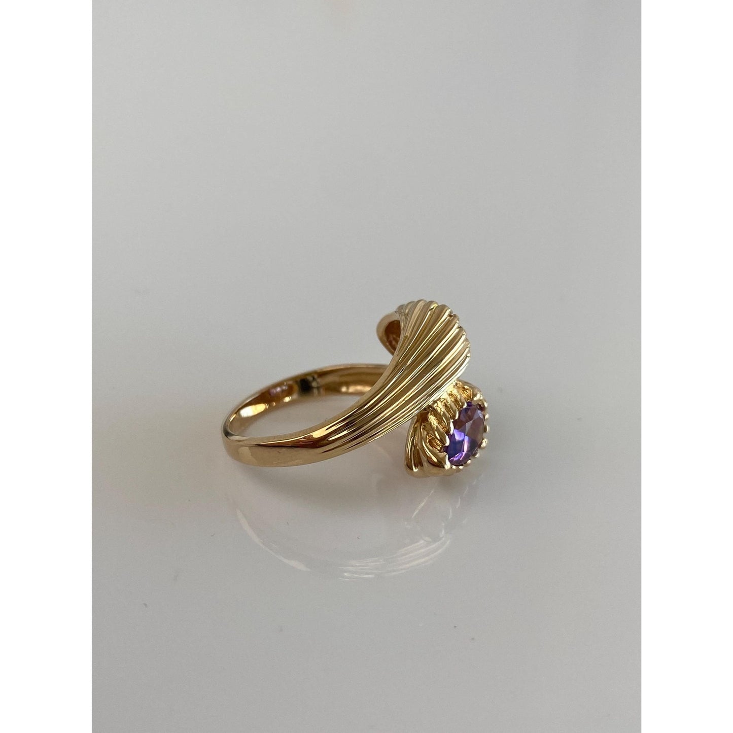 Vintage Solid 14k Yellow Gold Amethyst Lined Bypass Ring - Size 6