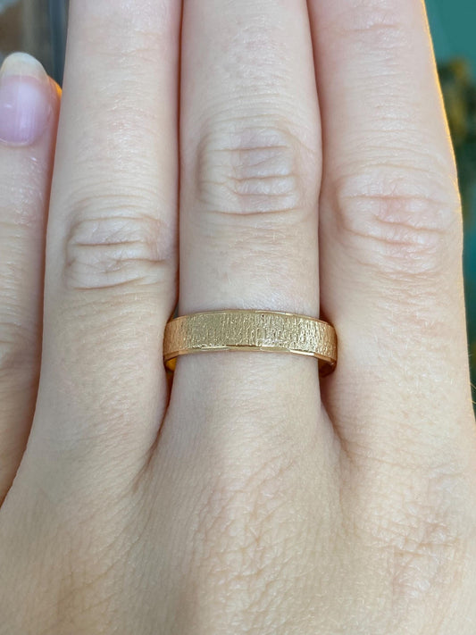 Vintage Solid 18k Yellow Gold Textured Faceted Border Ring Band - Size 11