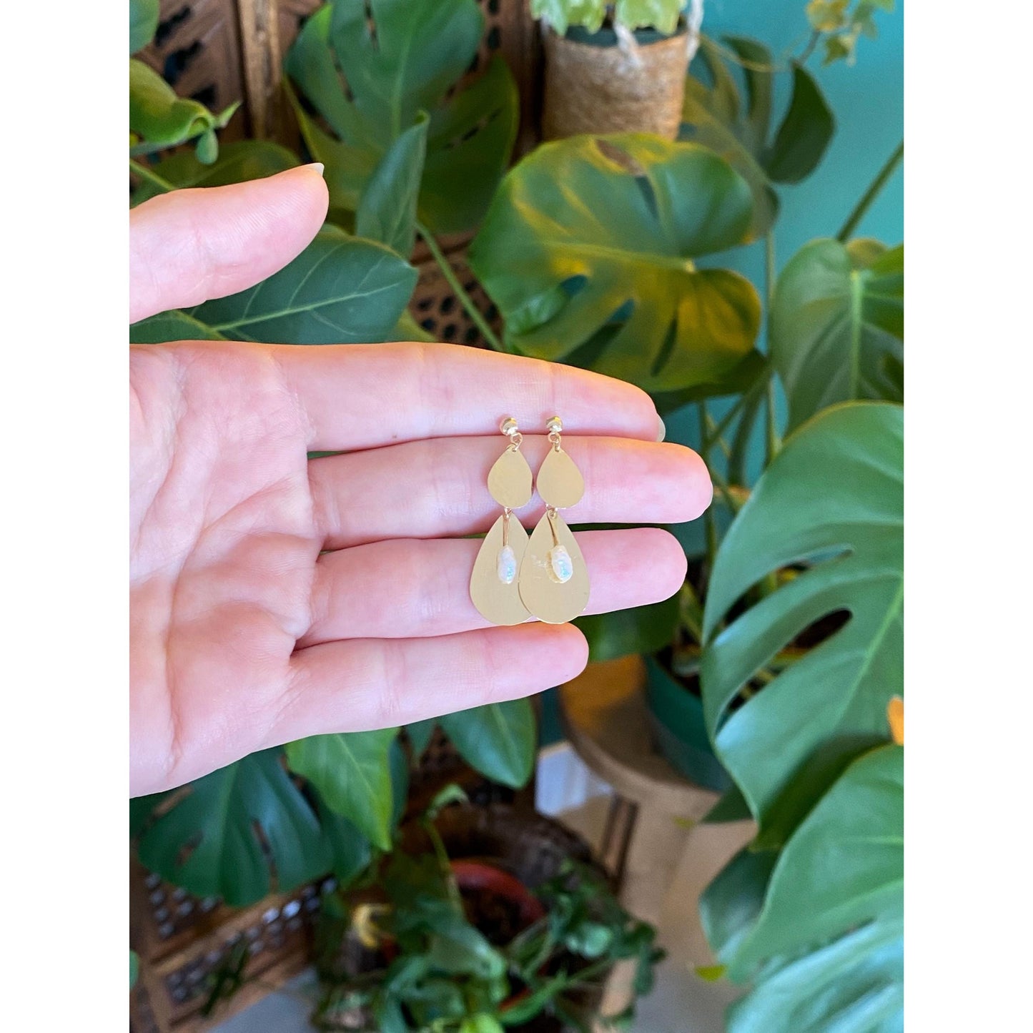 Vintage Solid 14k Yellow Gold Pearl Teardrop Dangle Stud Earrings