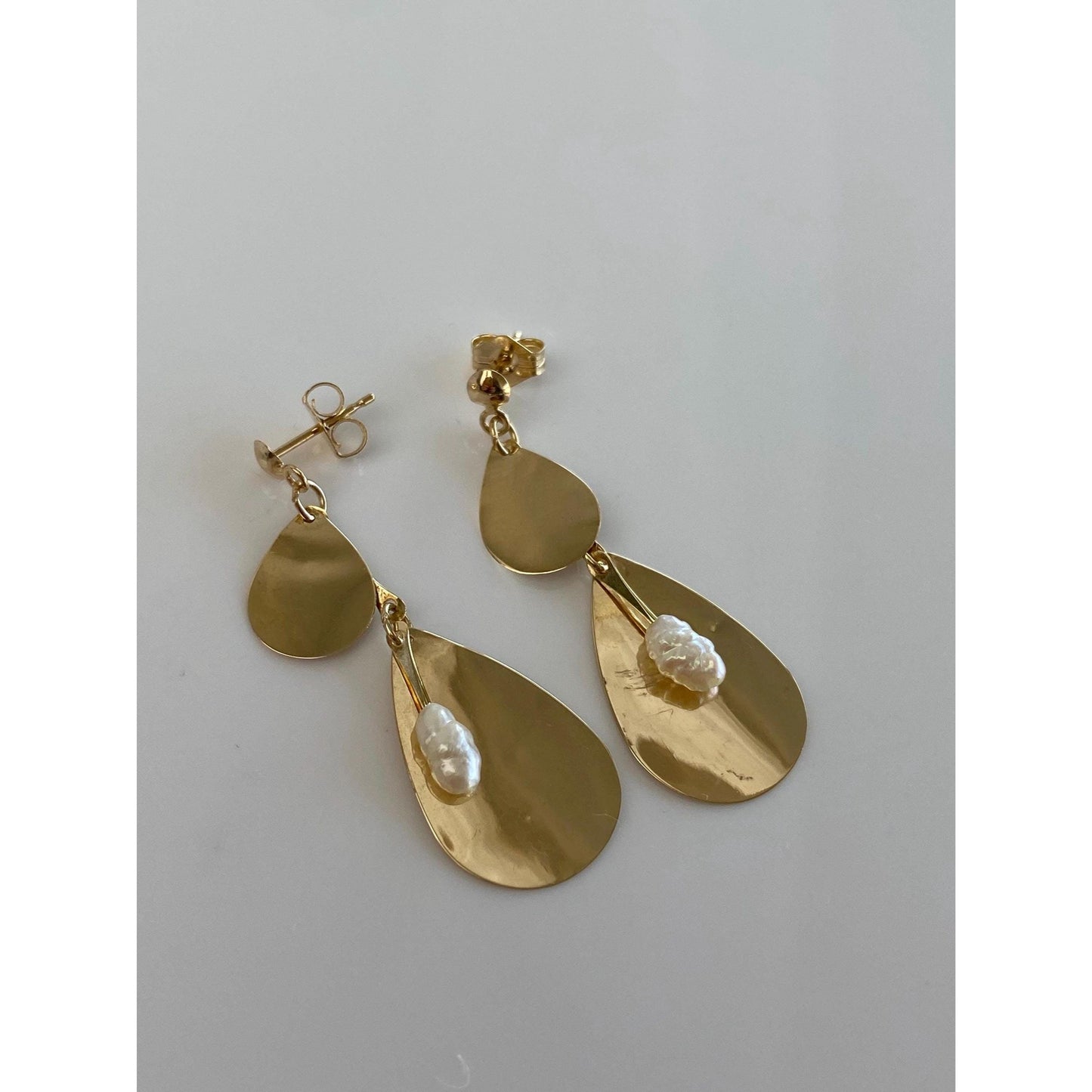 Vintage Solid 14k Yellow Gold Pearl Teardrop Dangle Stud Earrings