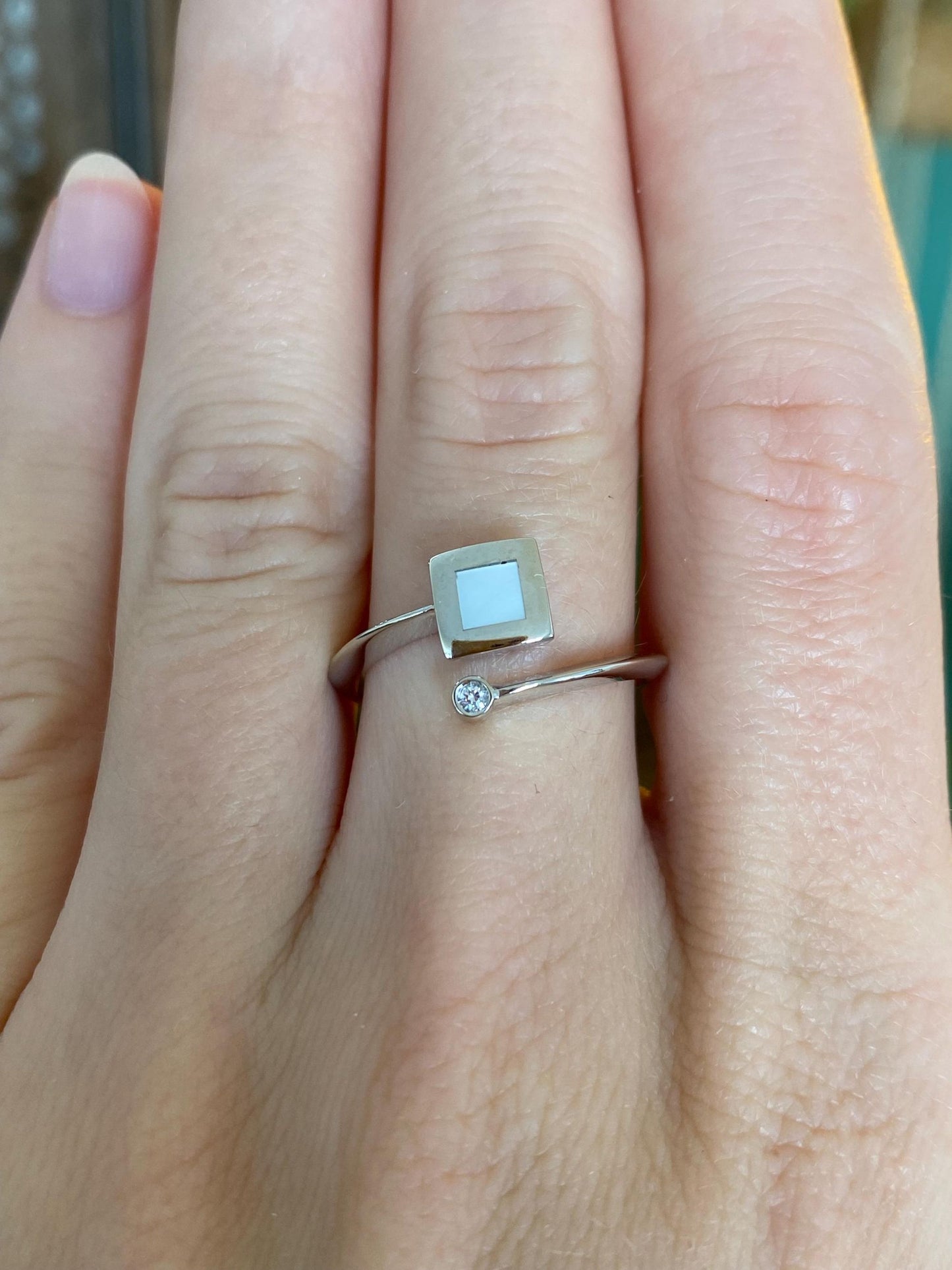 Vintage Solid 14k White Gold Clear Cubic Zirconia Mother of Pearl Bypass Ring - Size 6.75