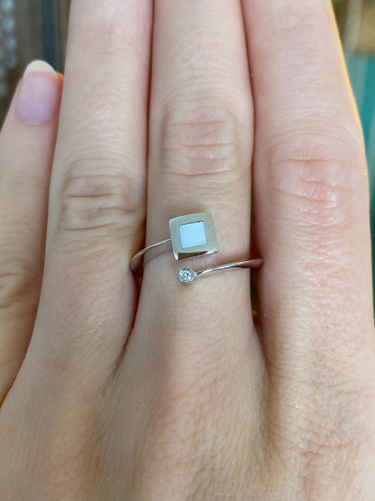 Vintage Solid 14k White Gold Clear Cubic Zirconia Mother of Pearl Bypass Ring - Size 6.75