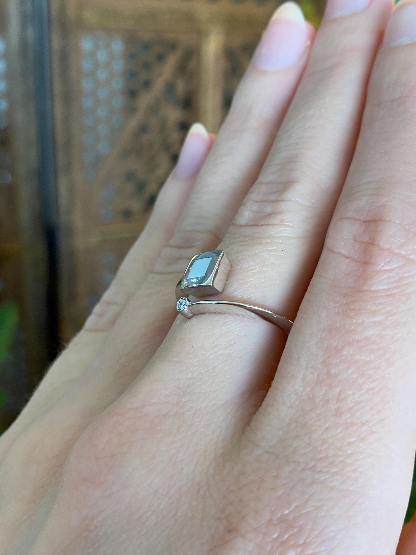 Vintage Solid 14k White Gold Clear Cubic Zirconia Mother of Pearl Bypass Ring - Size 6.75