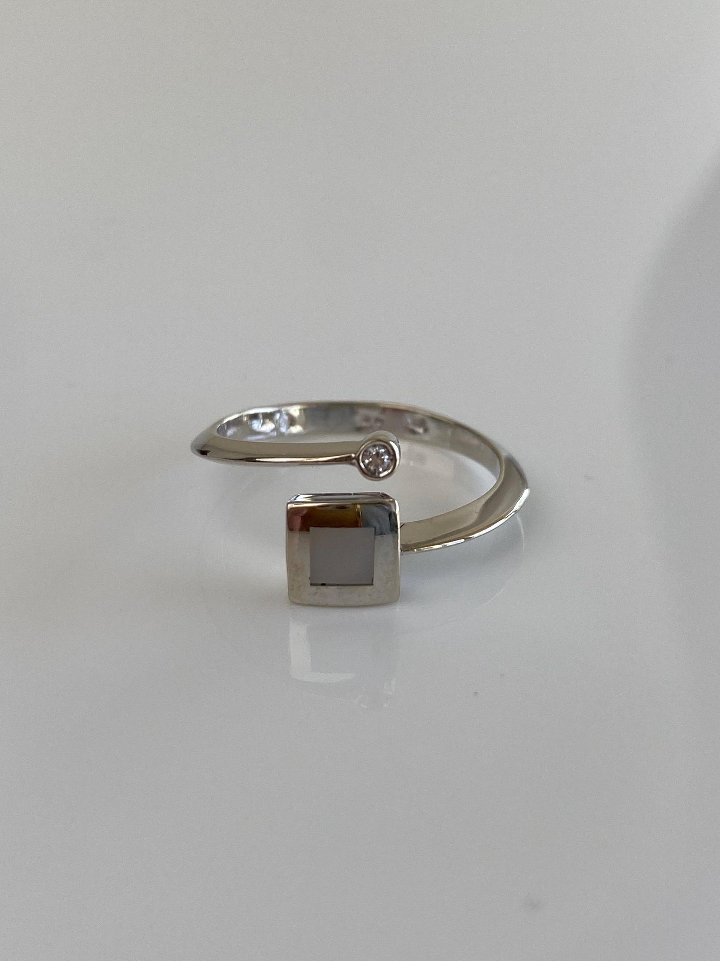 Vintage Solid 14k White Gold Clear Cubic Zirconia Mother of Pearl Bypass Ring - Size 6.75