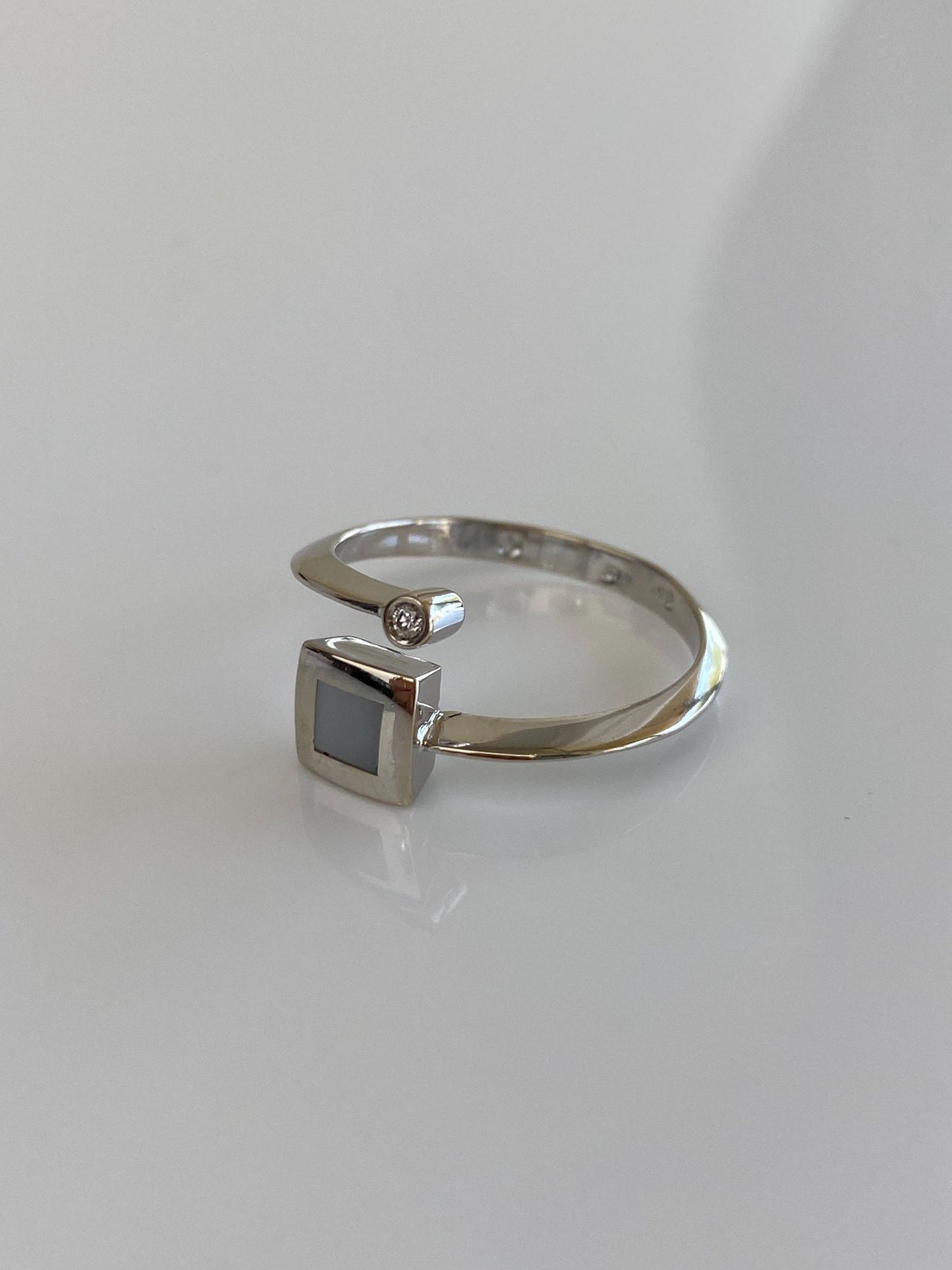 Vintage Solid 14k White Gold Clear Cubic Zirconia Mother of Pearl Bypass Ring - Size 6.75