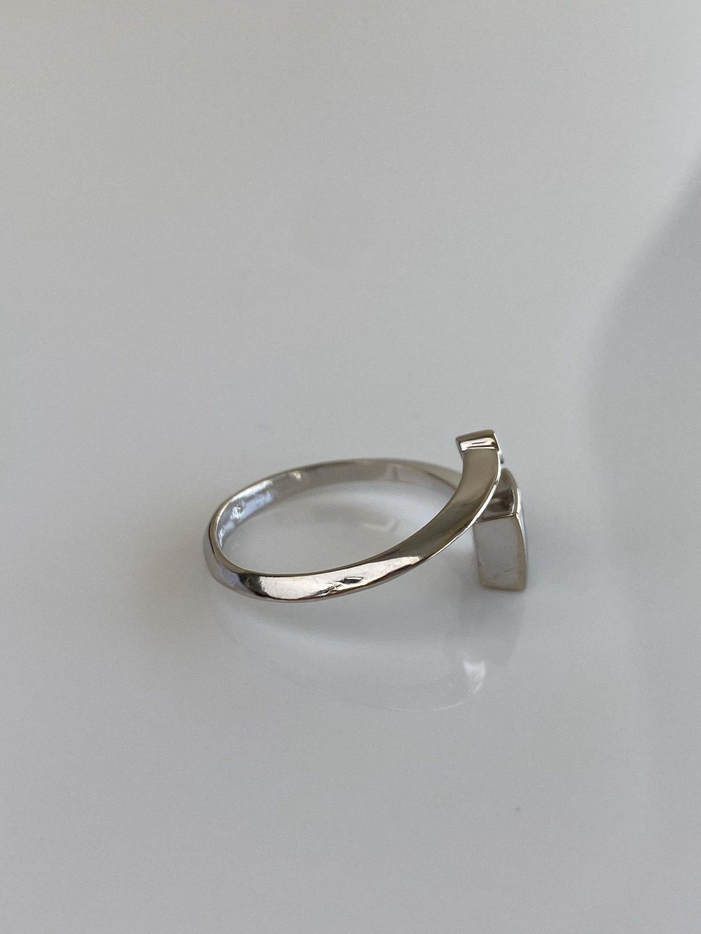 Vintage Solid 14k White Gold Clear Cubic Zirconia Mother of Pearl Bypass Ring - Size 6.75