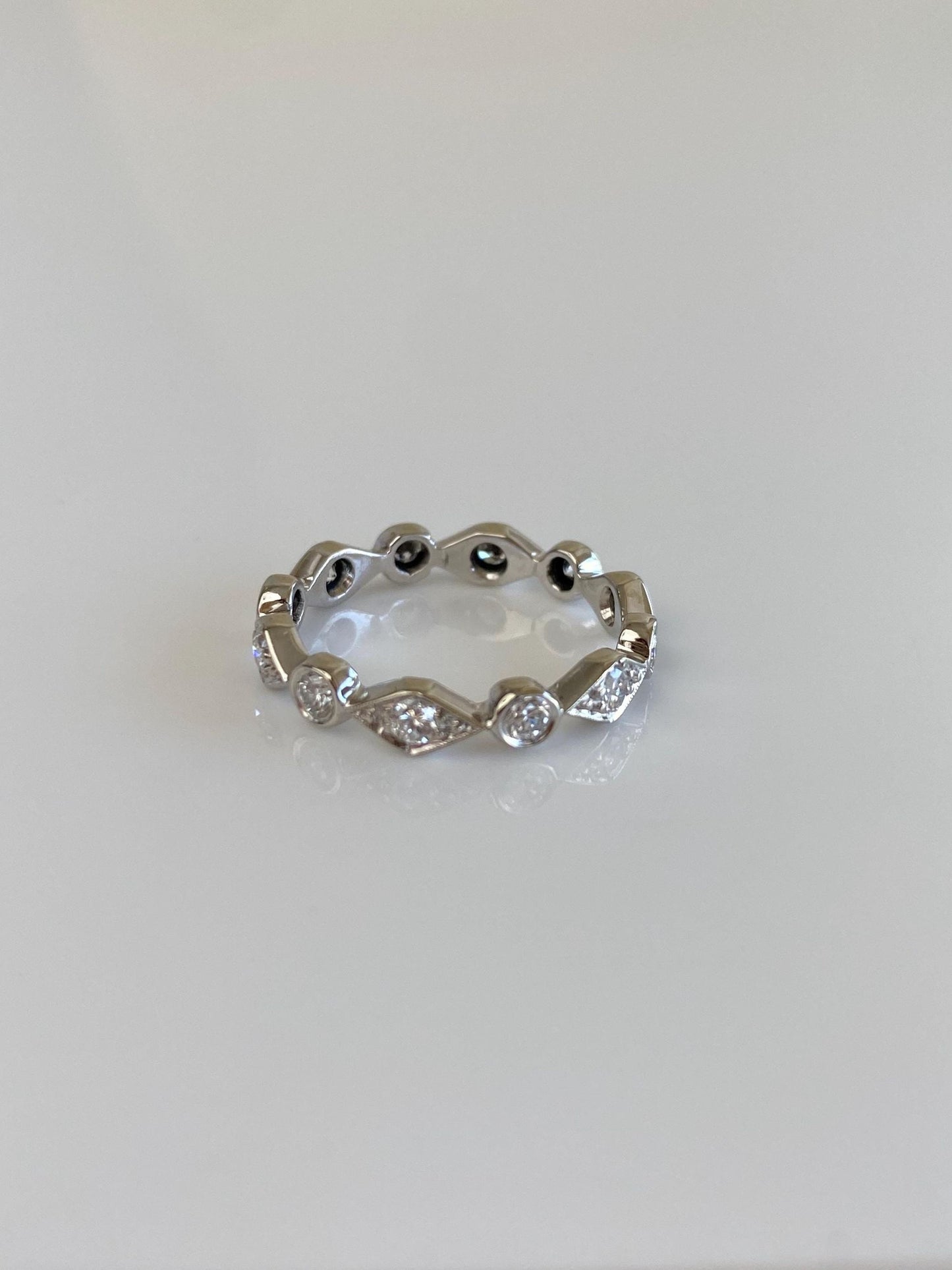 Vintage Solid 14k White Gold Diamond Shaped Ring Band - Size 5
