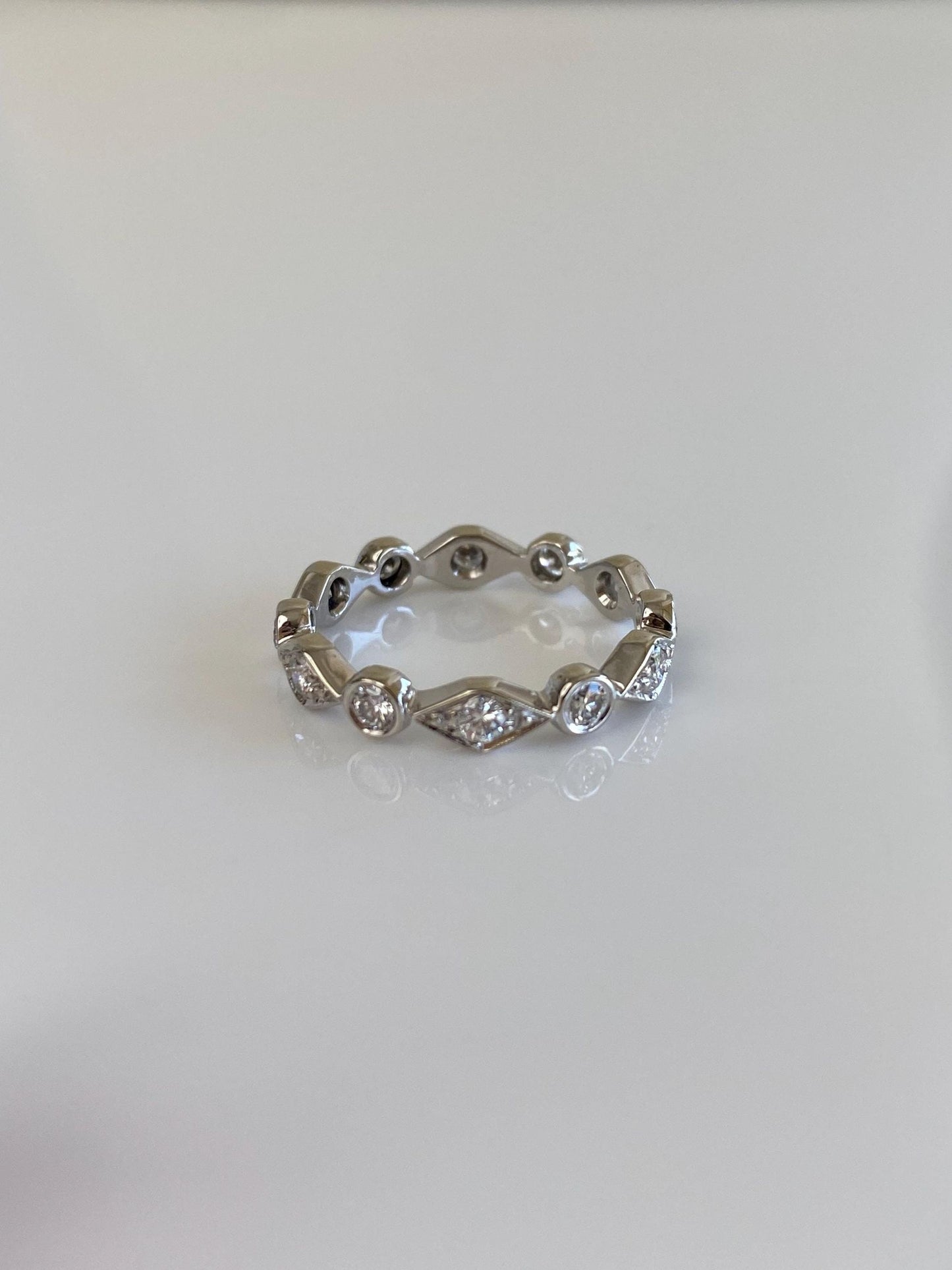 Vintage Solid 14k White Gold Diamond Shaped Ring Band - Size 5