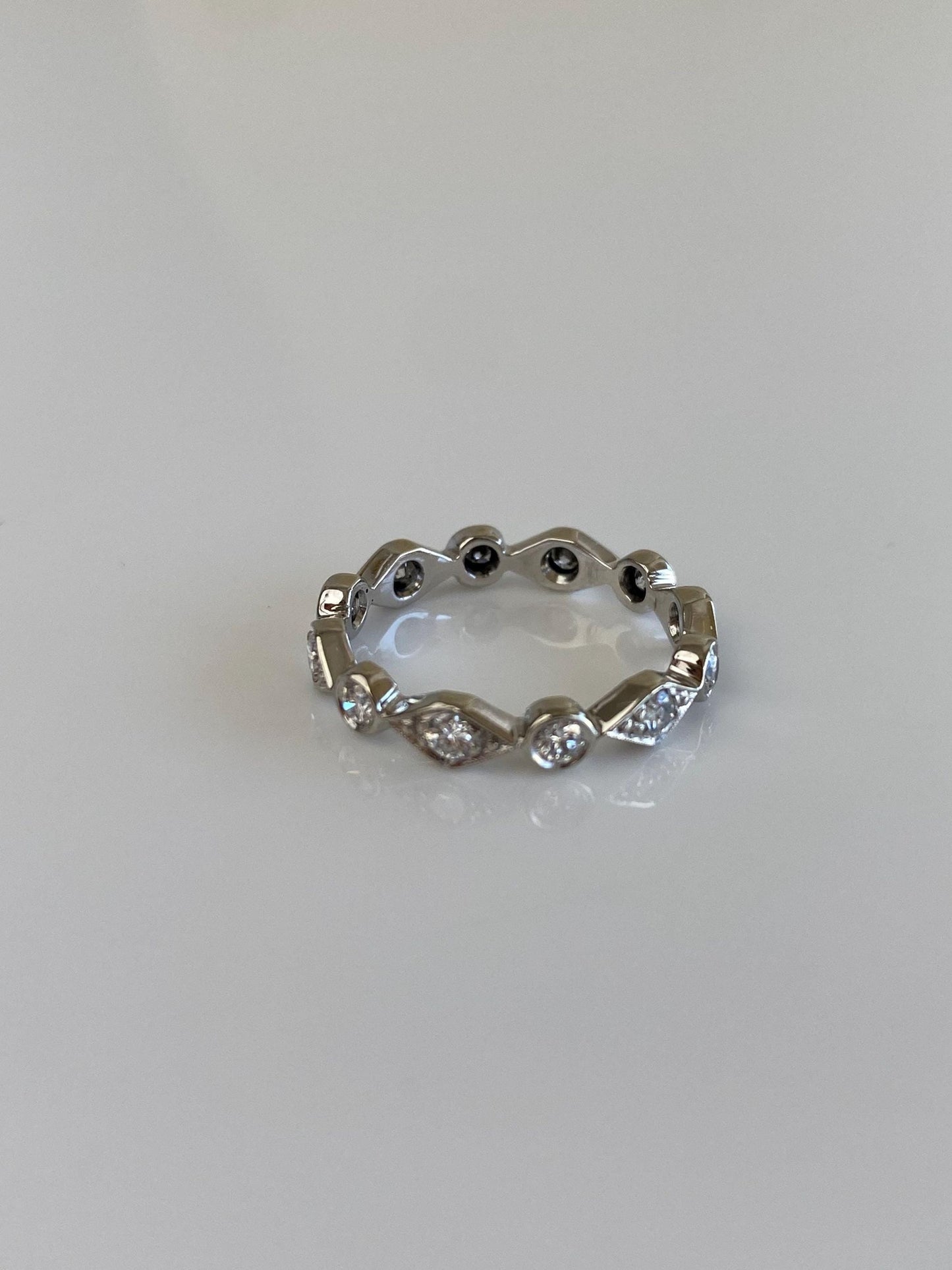 Vintage Solid 14k White Gold Diamond Shaped Ring Band - Size 5