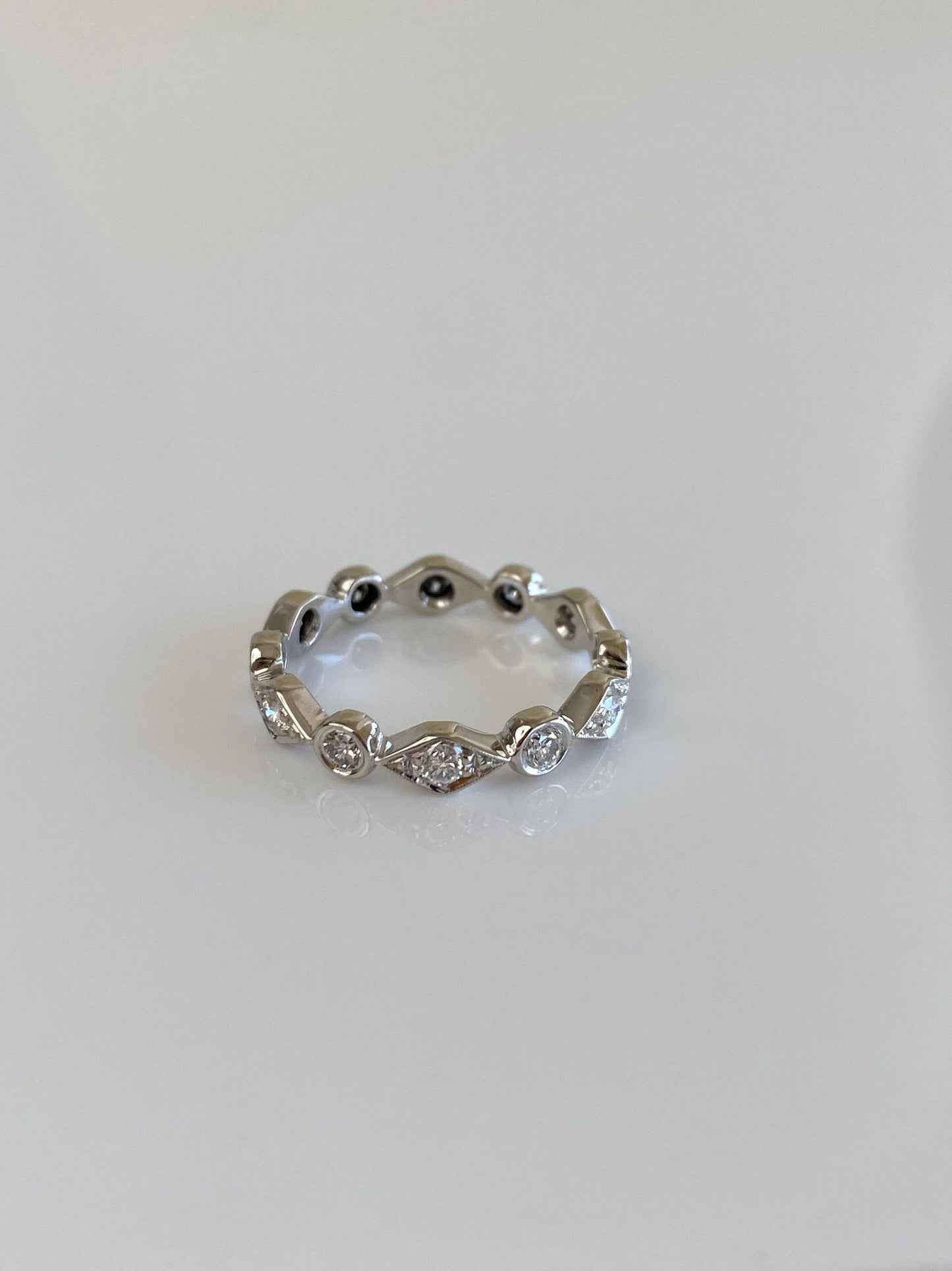 Vintage Solid 14k White Gold Diamond Shaped Ring Band - Size 5