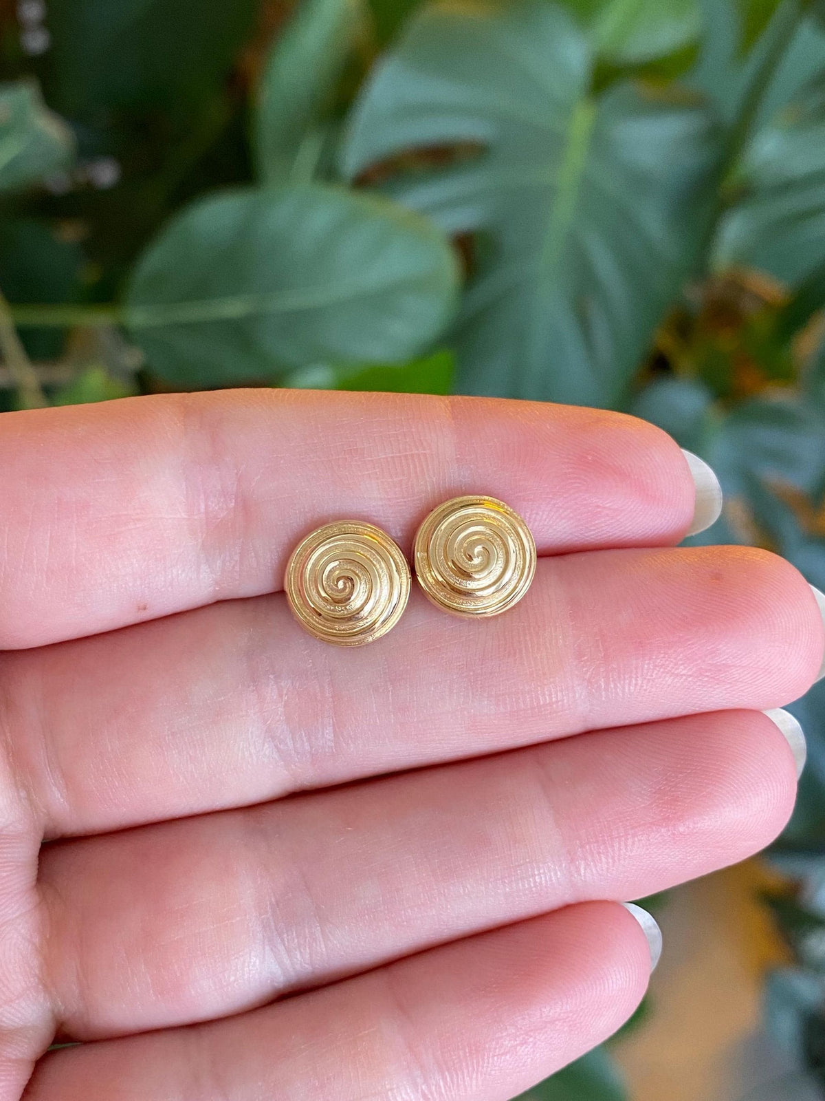 Vintage 18k Yellow Gold Spiral Domed Stud Earrings