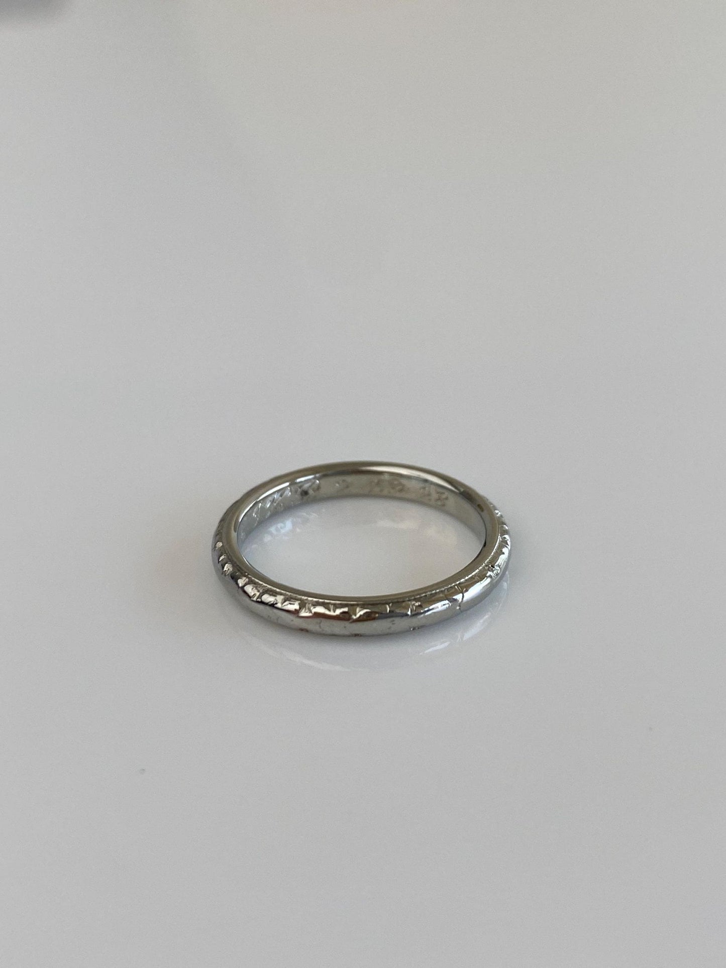 Vintage Solid 18k White Gold Designed Ring Band - Size 4.25