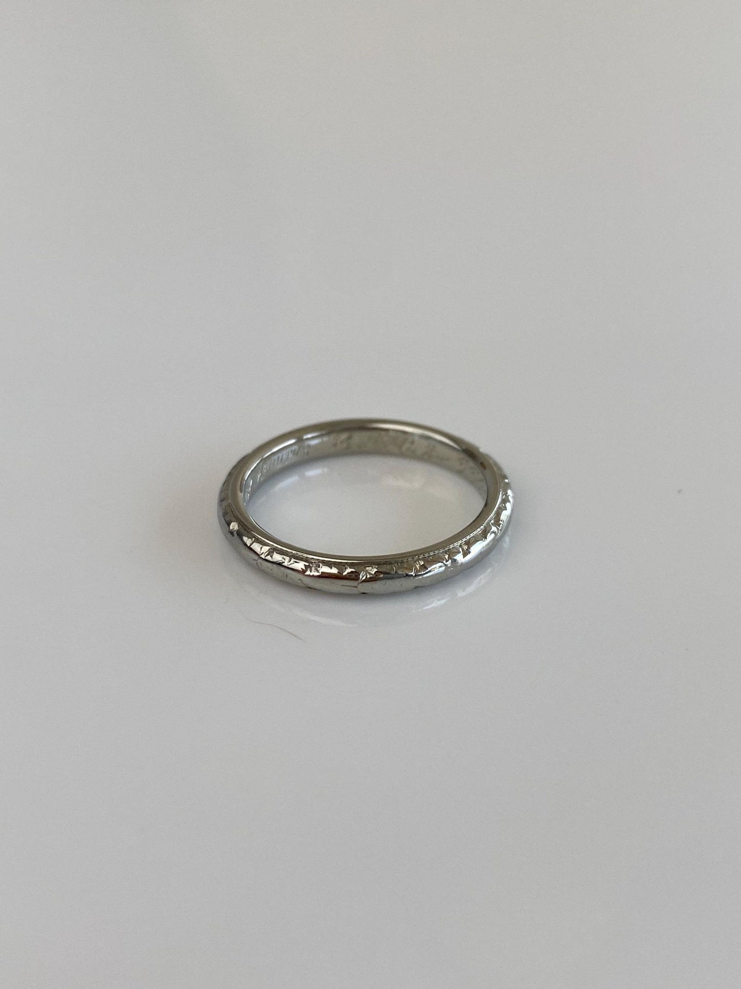 Vintage Solid 18k White Gold Designed Ring Band - Size 4.25