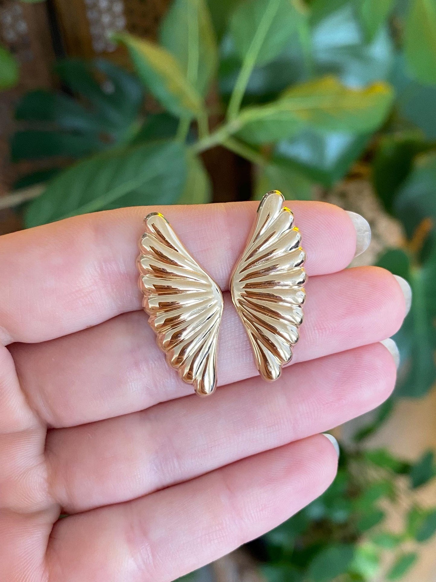 Vintage Solid 14k Yellow Gold Scalloped Fan Stud Earrings