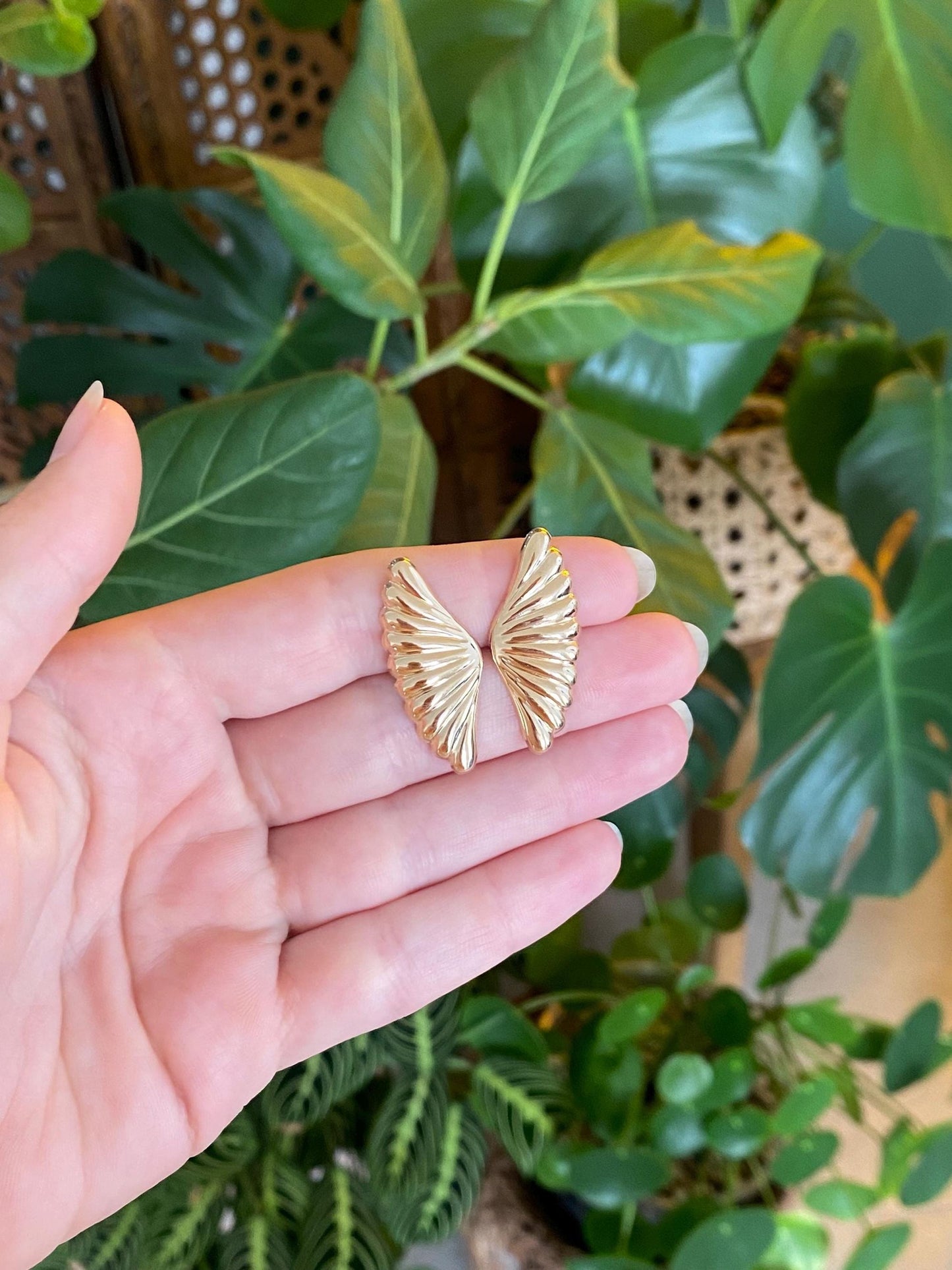 Vintage Solid 14k Yellow Gold Scalloped Fan Stud Earrings