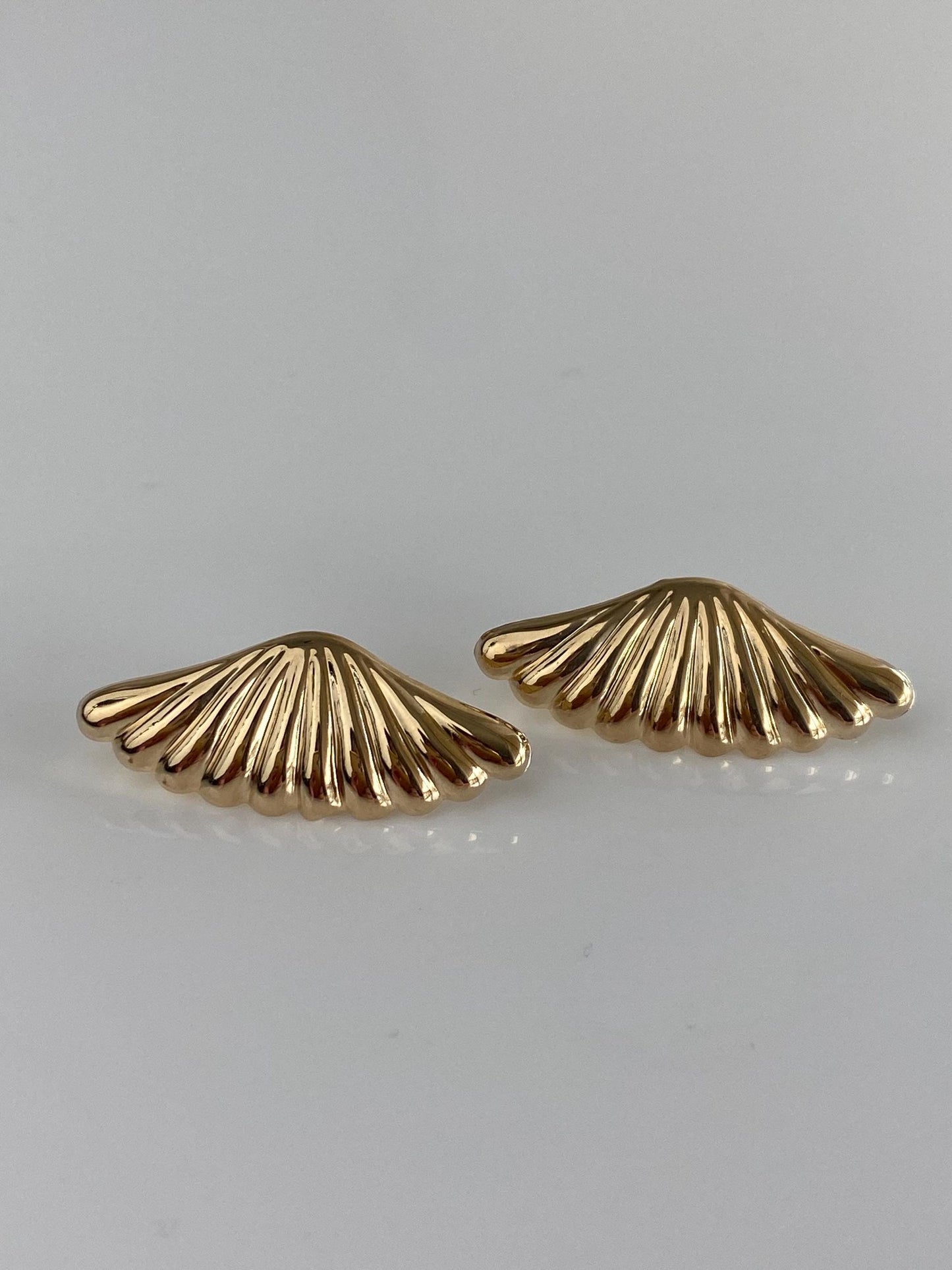 Vintage Solid 14k Yellow Gold Scalloped Fan Stud Earrings